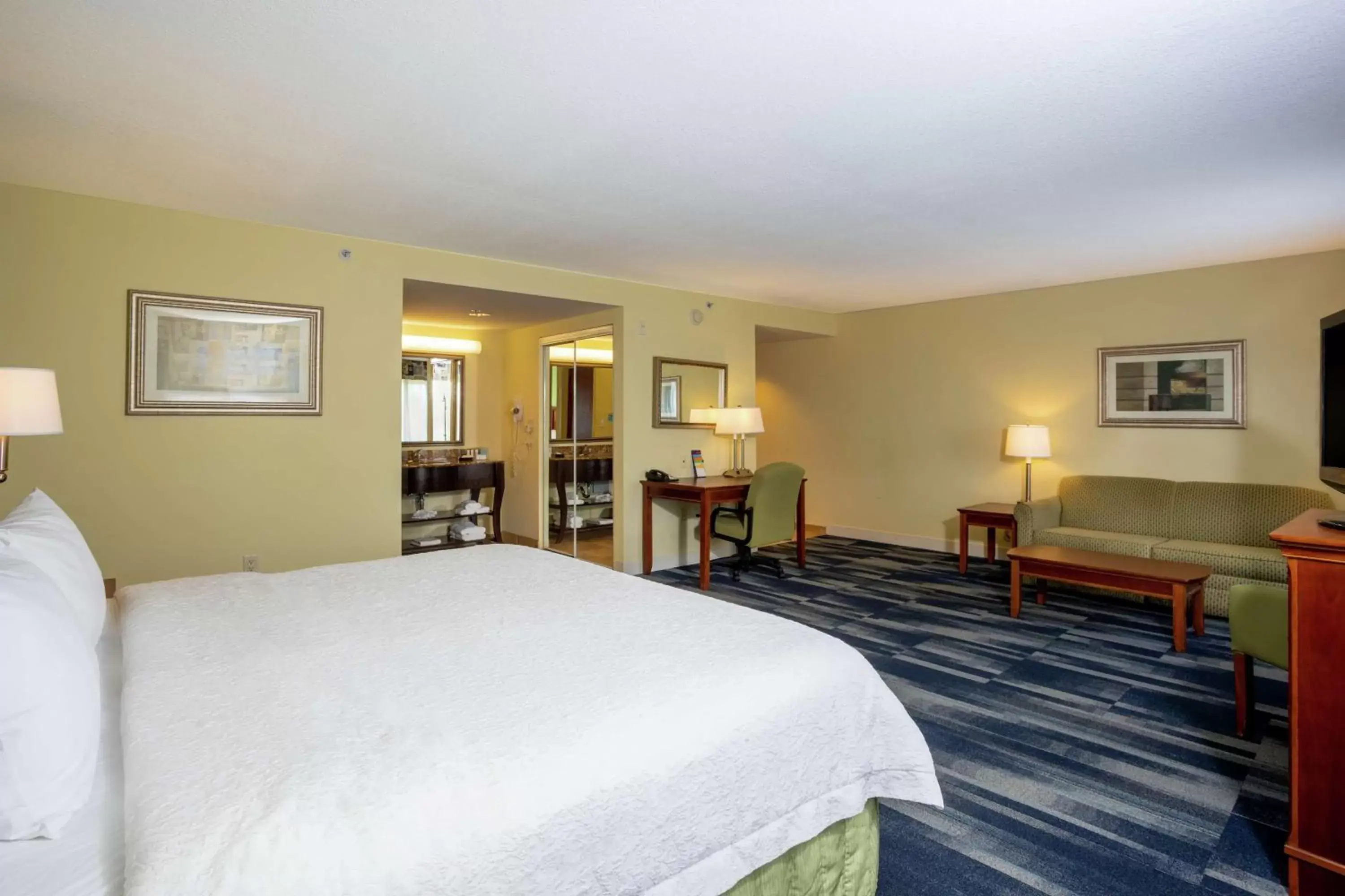 Bedroom, Bed in Hampton Inn & Suites - Fort Pierce