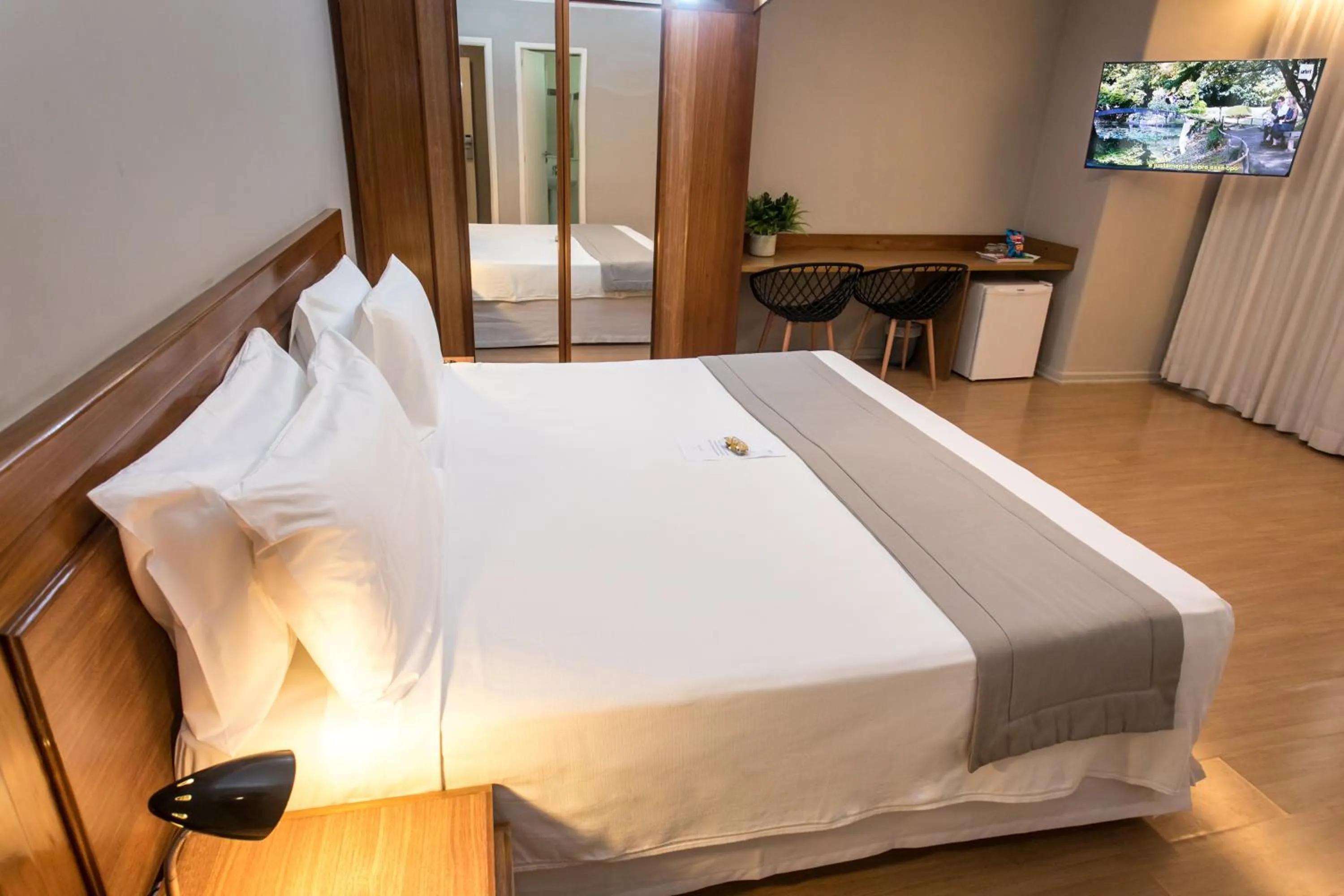 Bedroom, Bed in Regency Park Hotel