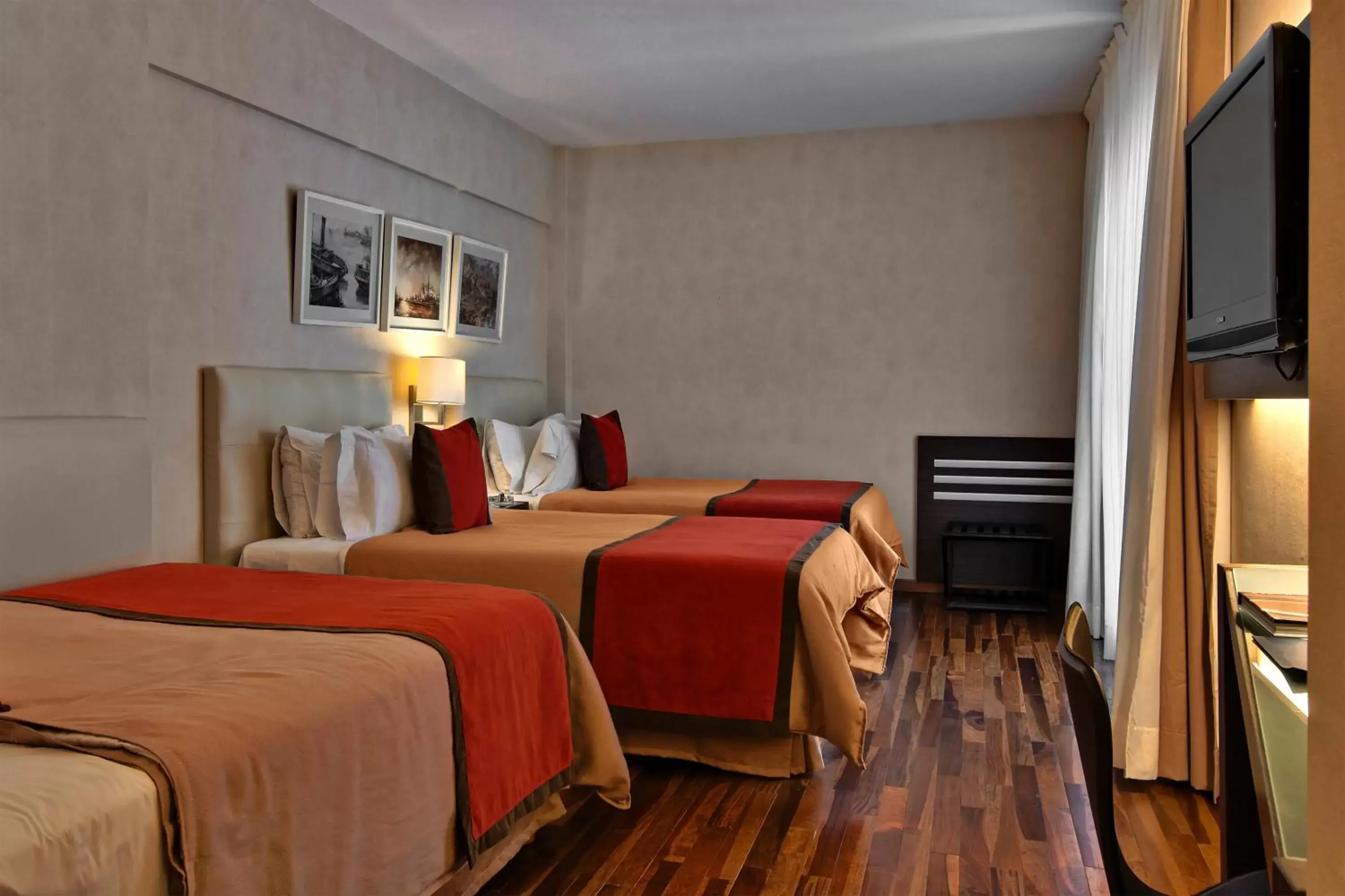 Photo of the whole room, Bed in Regente Palace Hotel