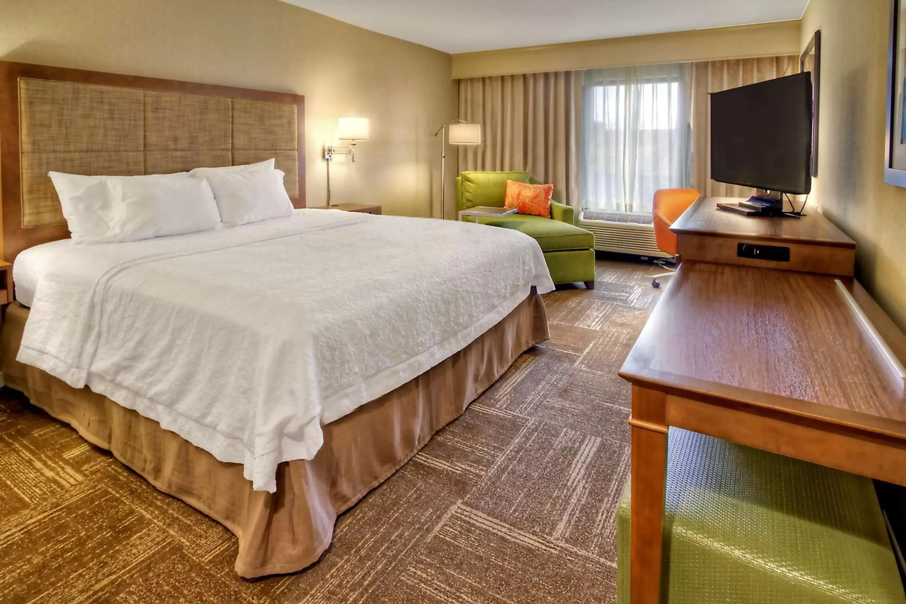 Bedroom, Bed in Hampton Inn and Suites Asheville Airport