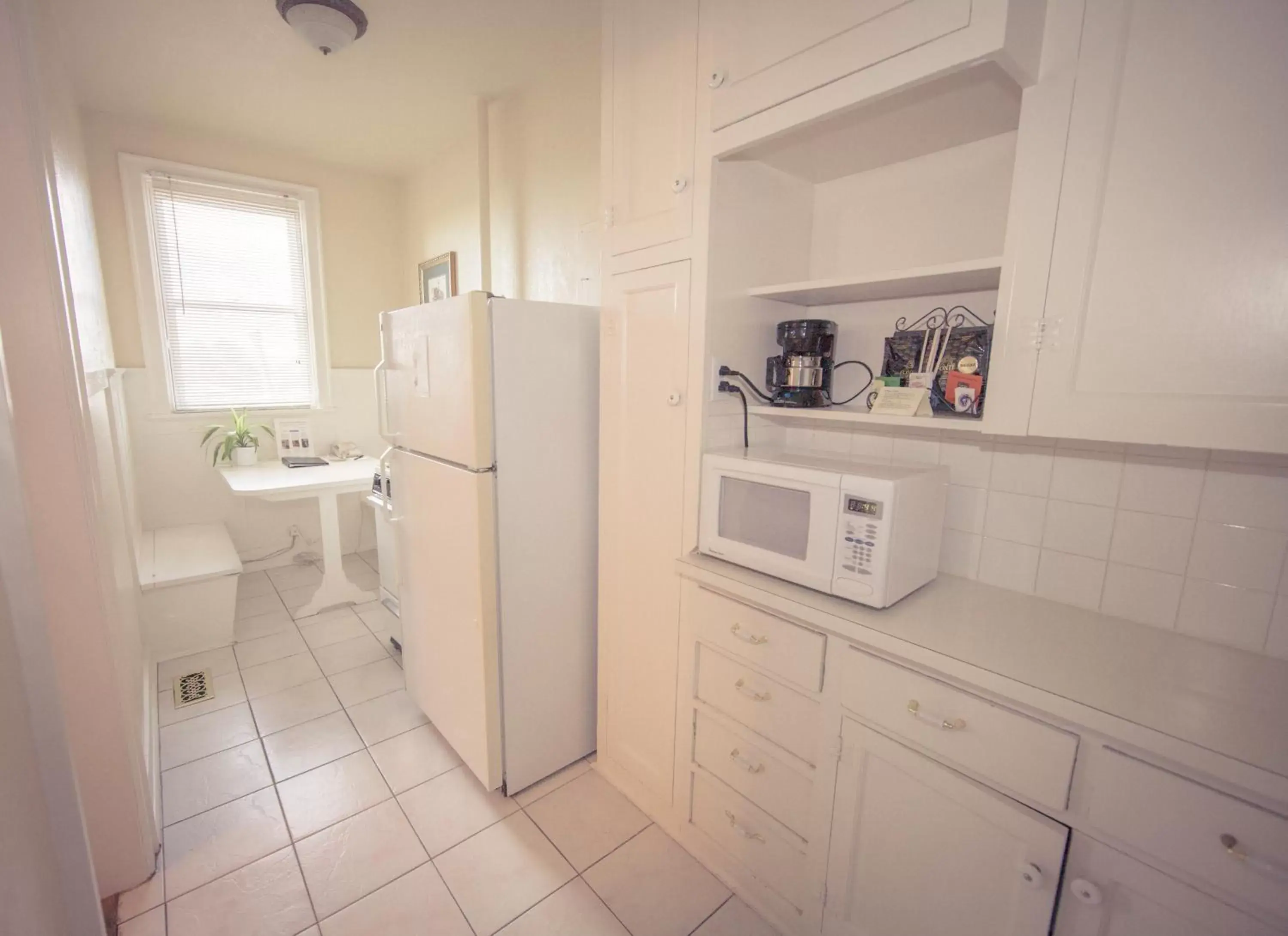 Kitchen or kitchenette, Bathroom in MarQueen Hotel