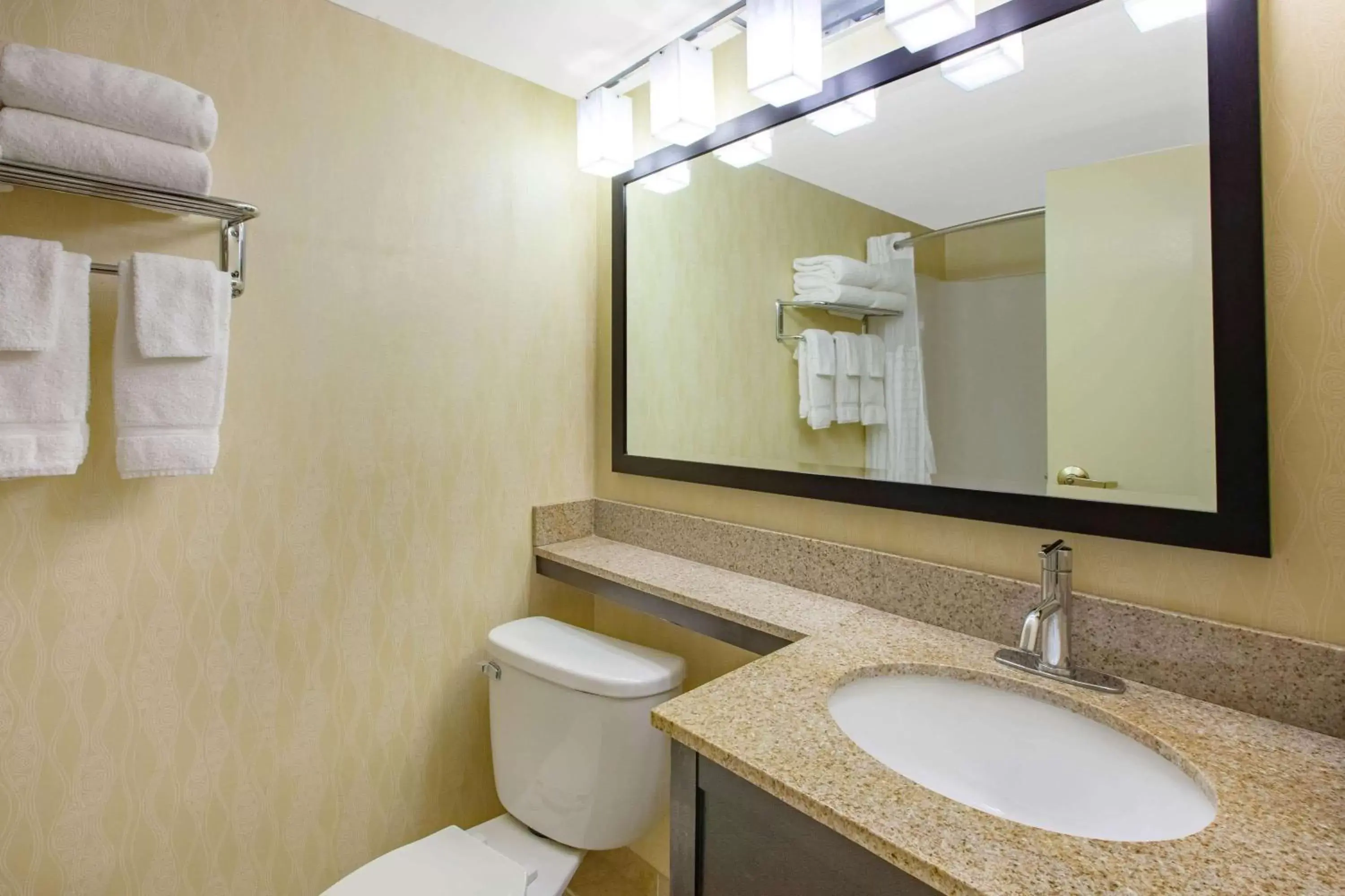 Photo of the whole room, Bathroom in Baymont by Wyndham Harrisburg