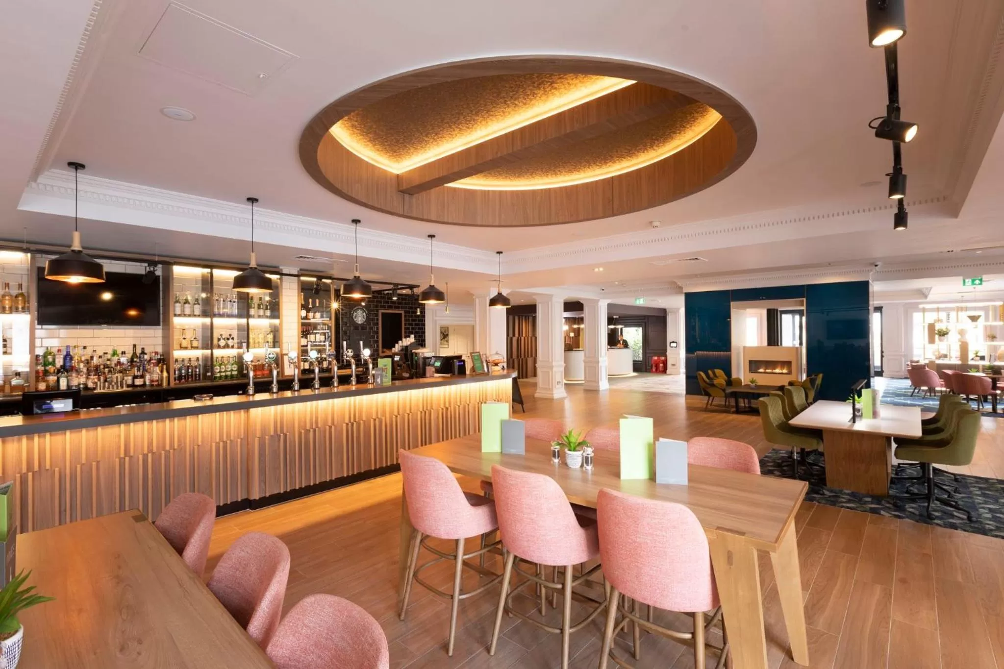 Lounge or bar in Holiday Inn Guildford by IHG