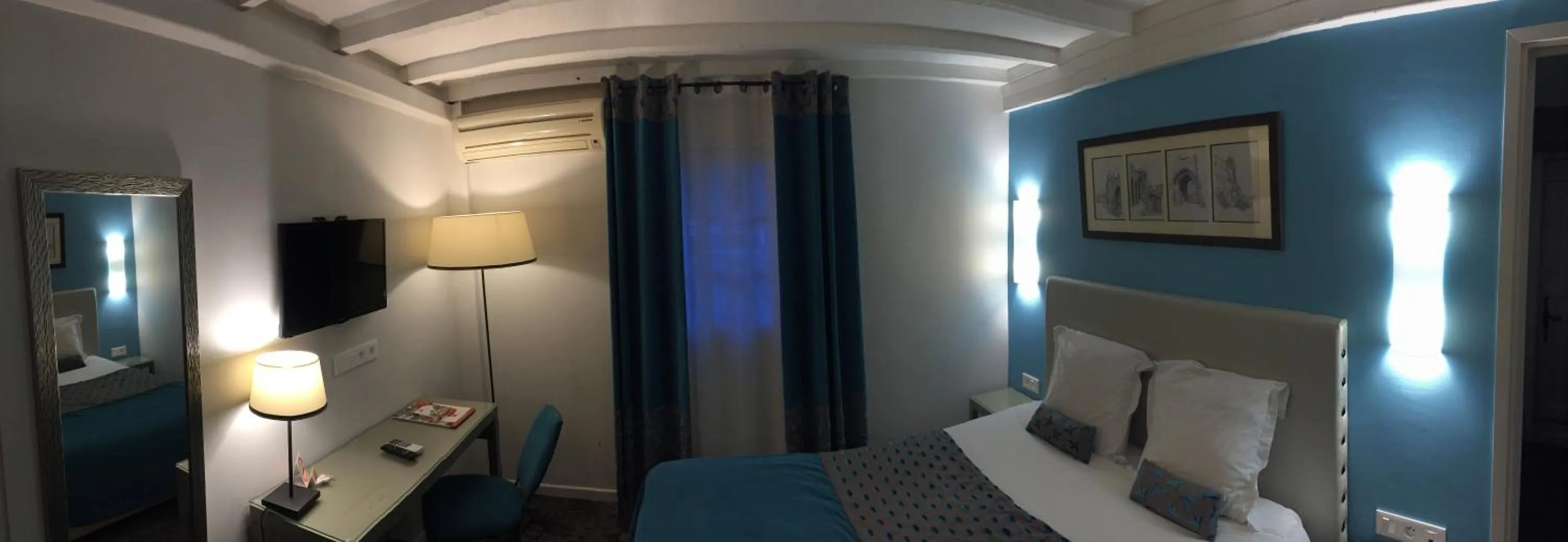 Photo of the whole room, Bed in Hotel Du Pont Vieux