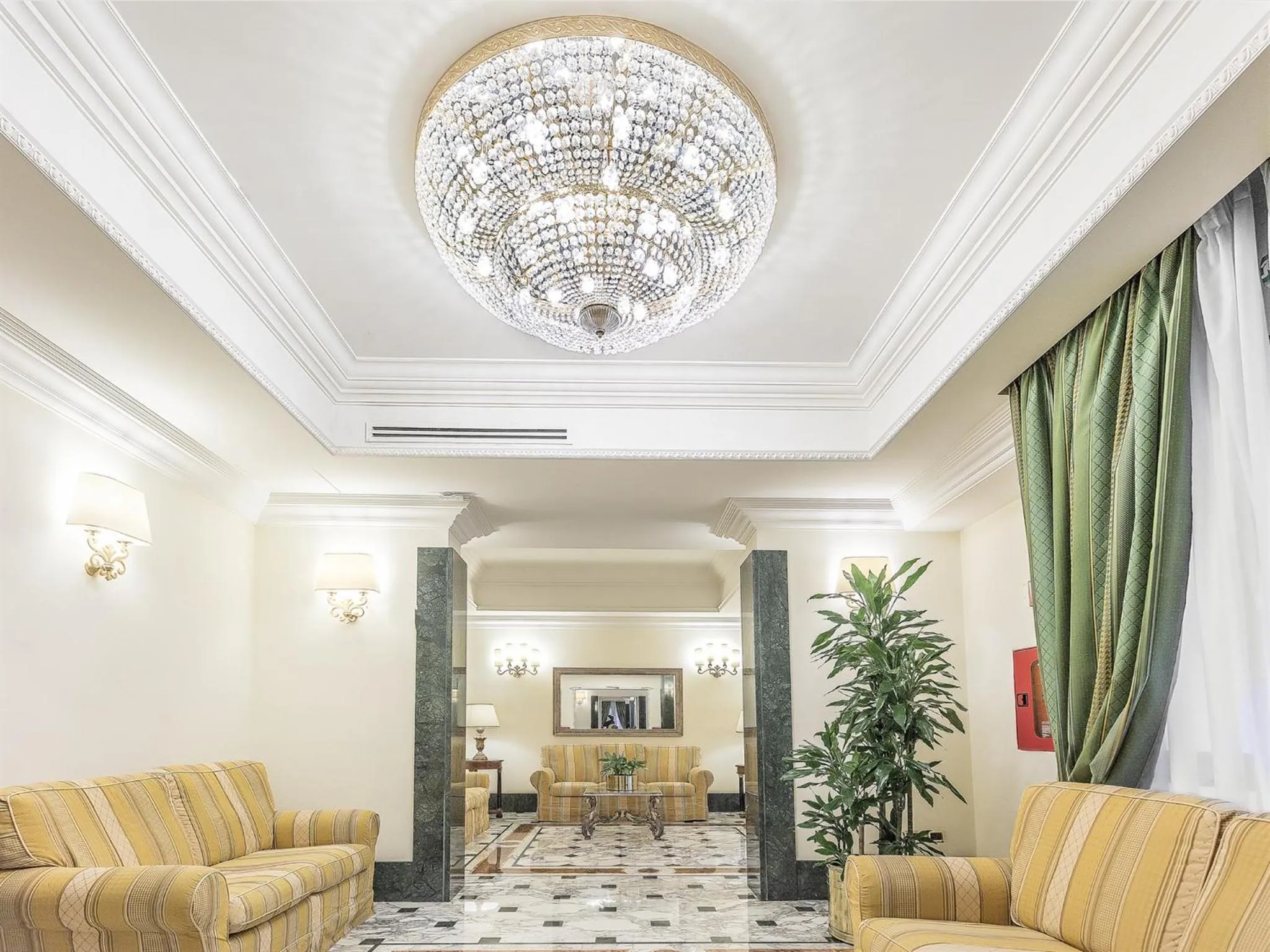 Lobby or reception in Raeli Hotel Regio