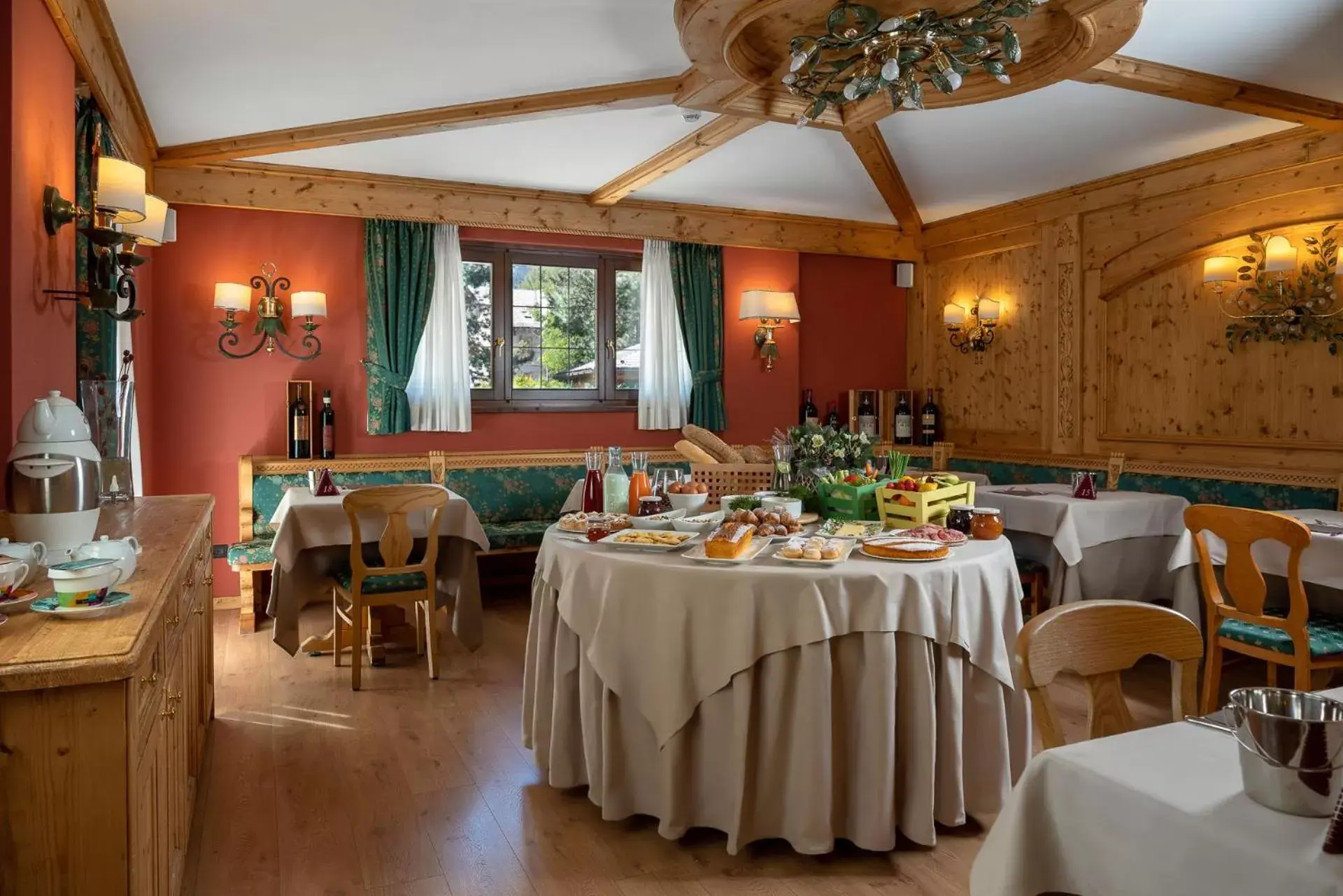 Buffet breakfast, Restaurant/Places to Eat in Hotel Cristallo