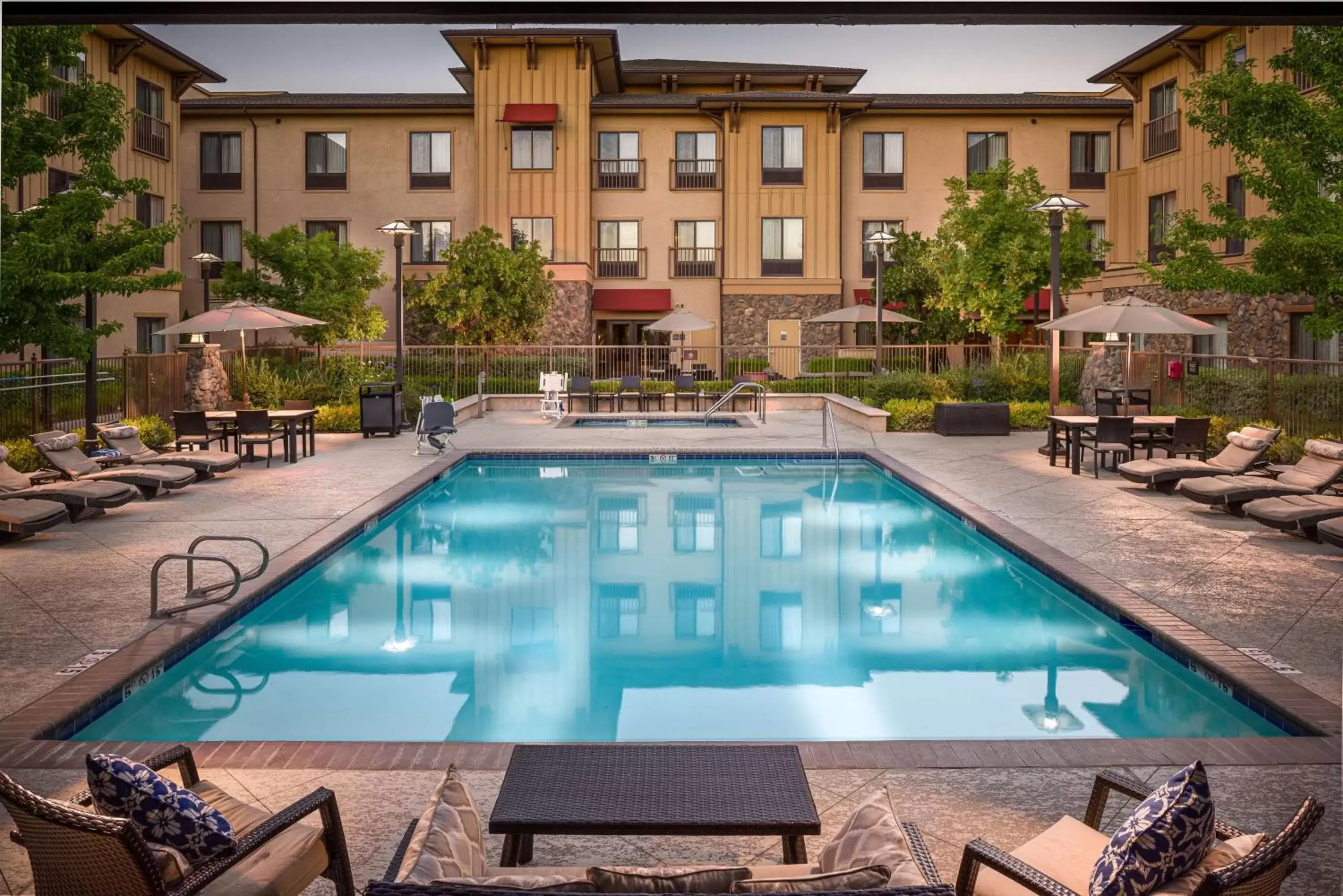 Property building, Swimming Pool in Hampton Inn & Suites Windsor-Sonoma Wine Country