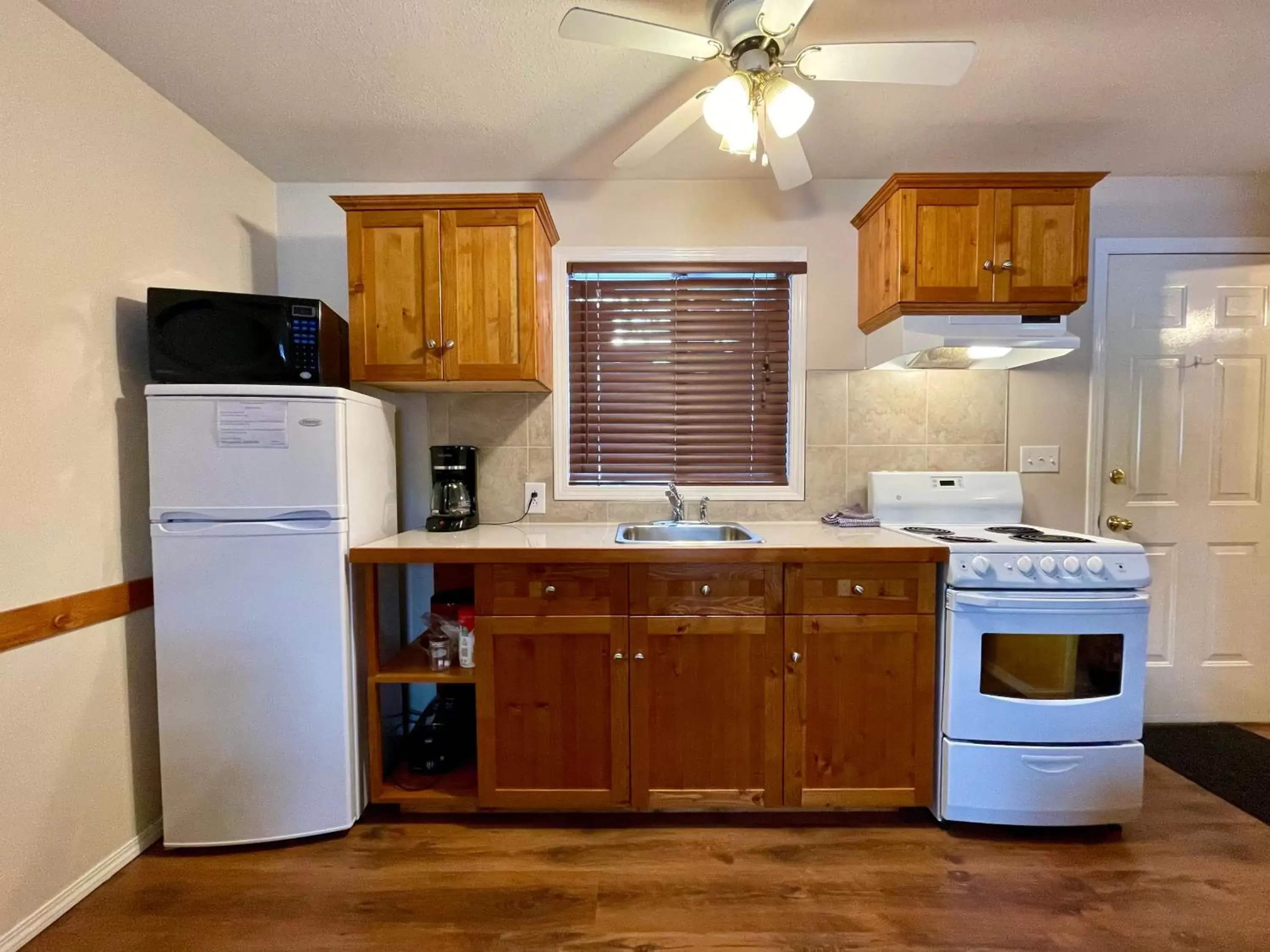 Kitchen/Kitchenette in Brookside Motel