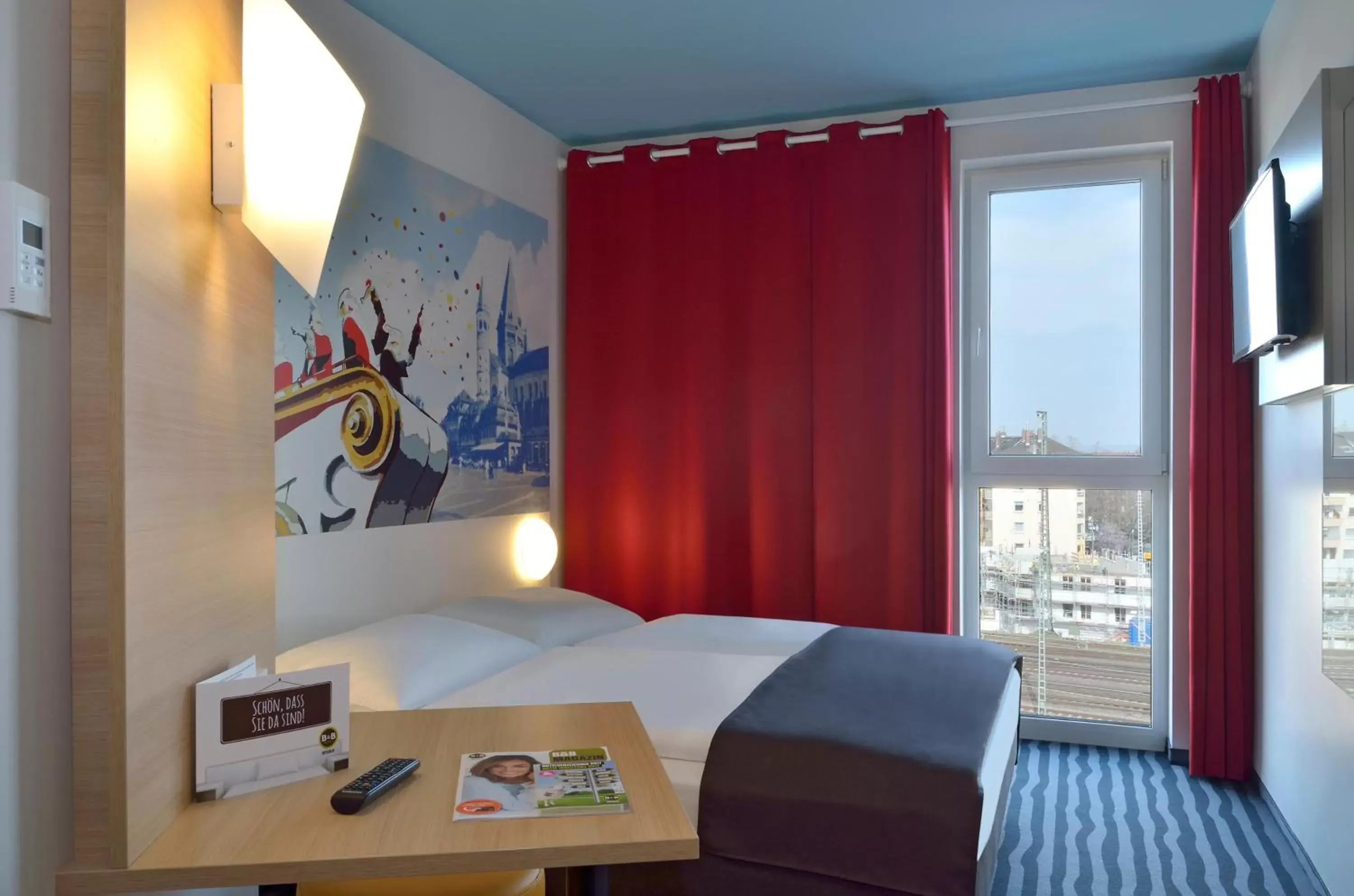 Photo of the whole room, Bed in B&B Hotel Mainz-Hbf