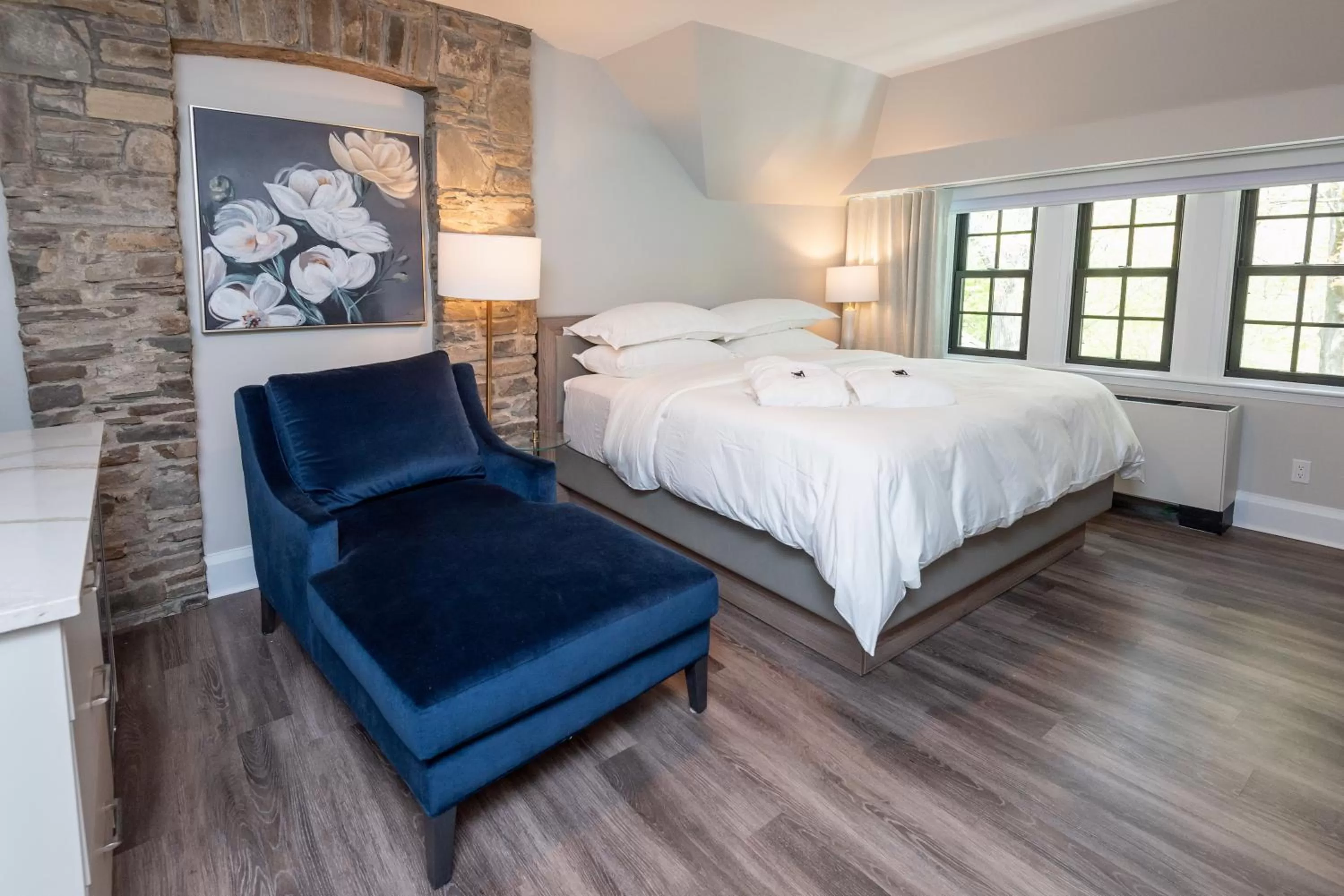 Photo of the whole room, Bed in The Glenerin Inn