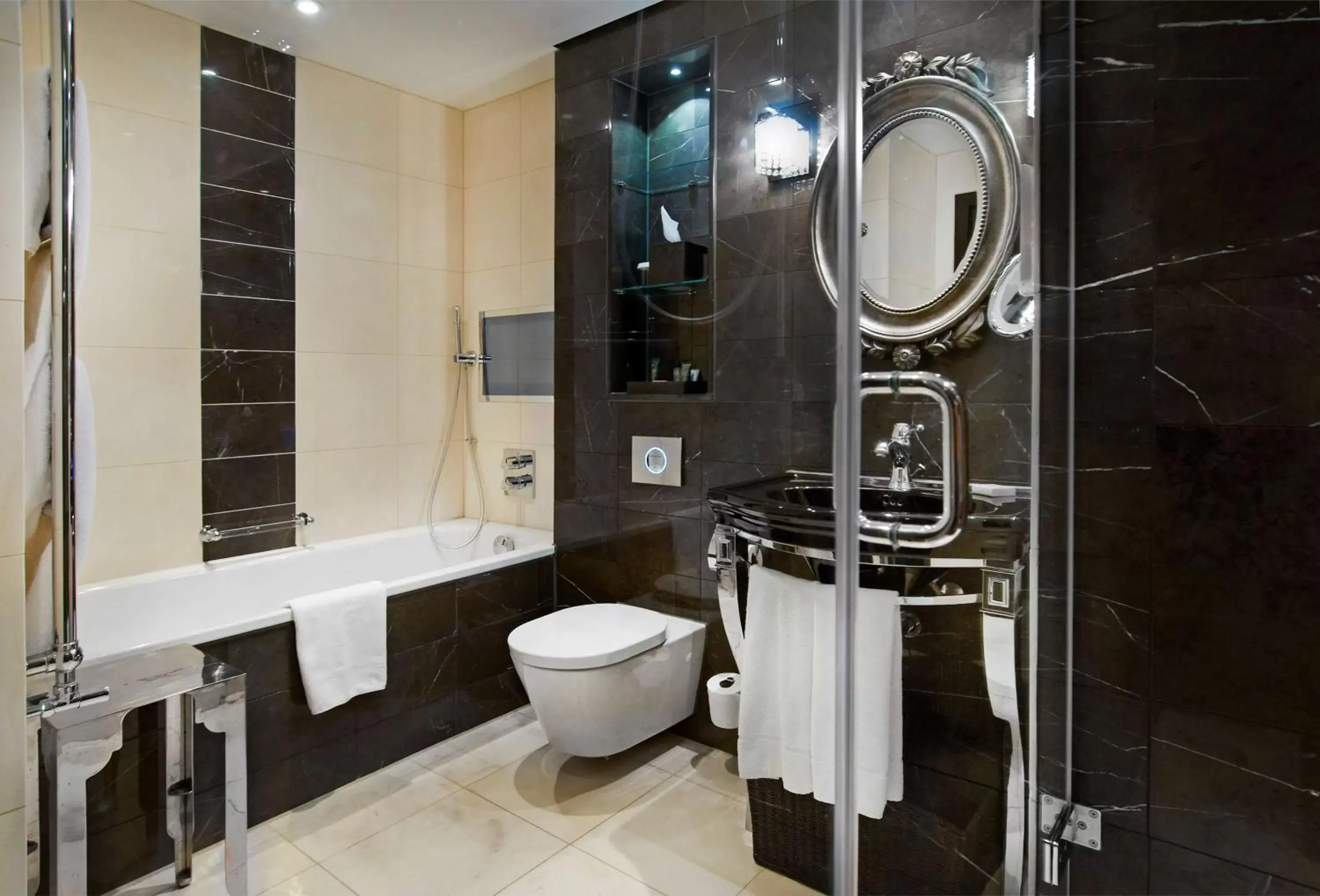 Bedroom, Bathroom in Hilton London Syon Park
