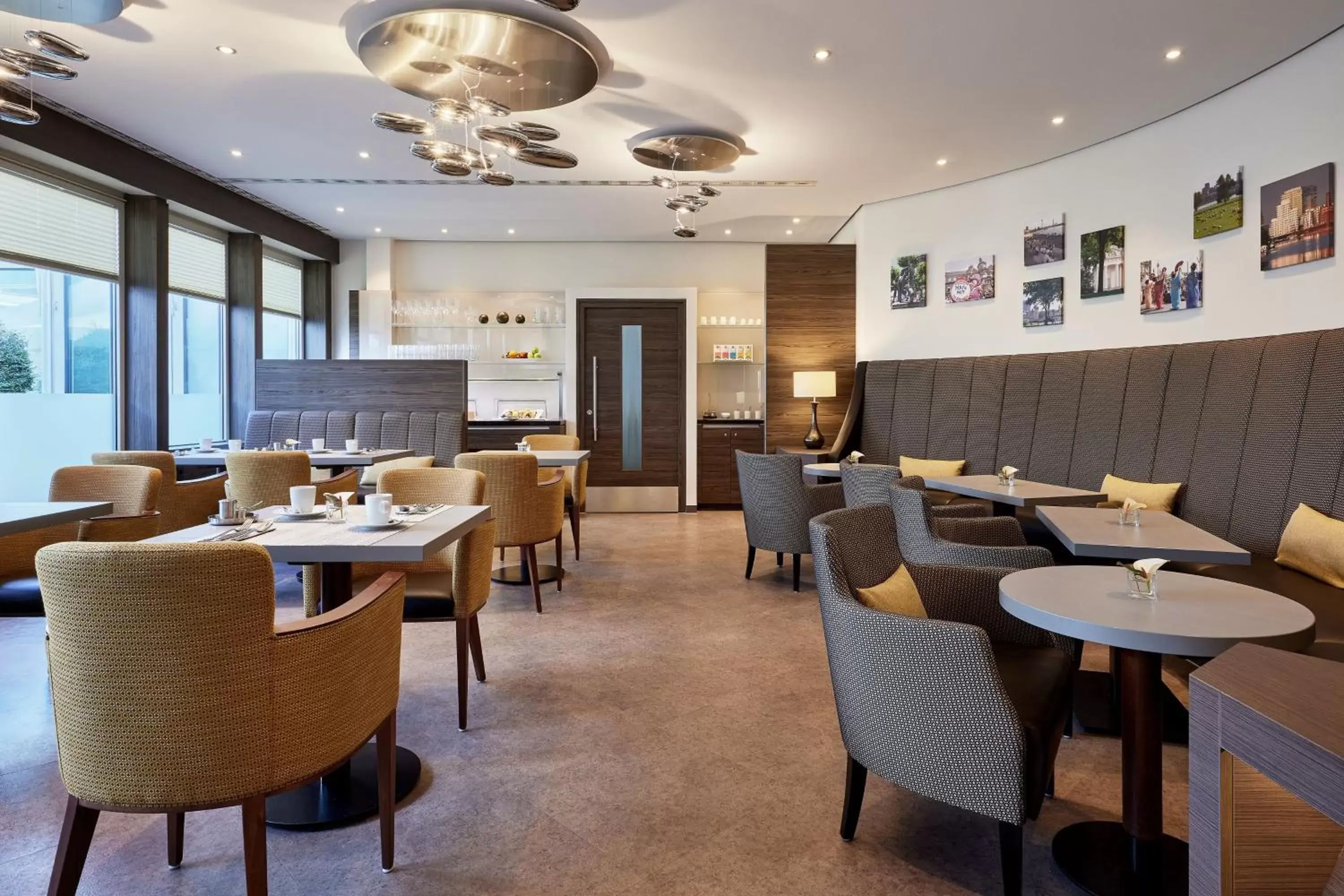 Lounge or bar, Restaurant/Places to Eat in Sheraton Duesseldorf Airport Hotel