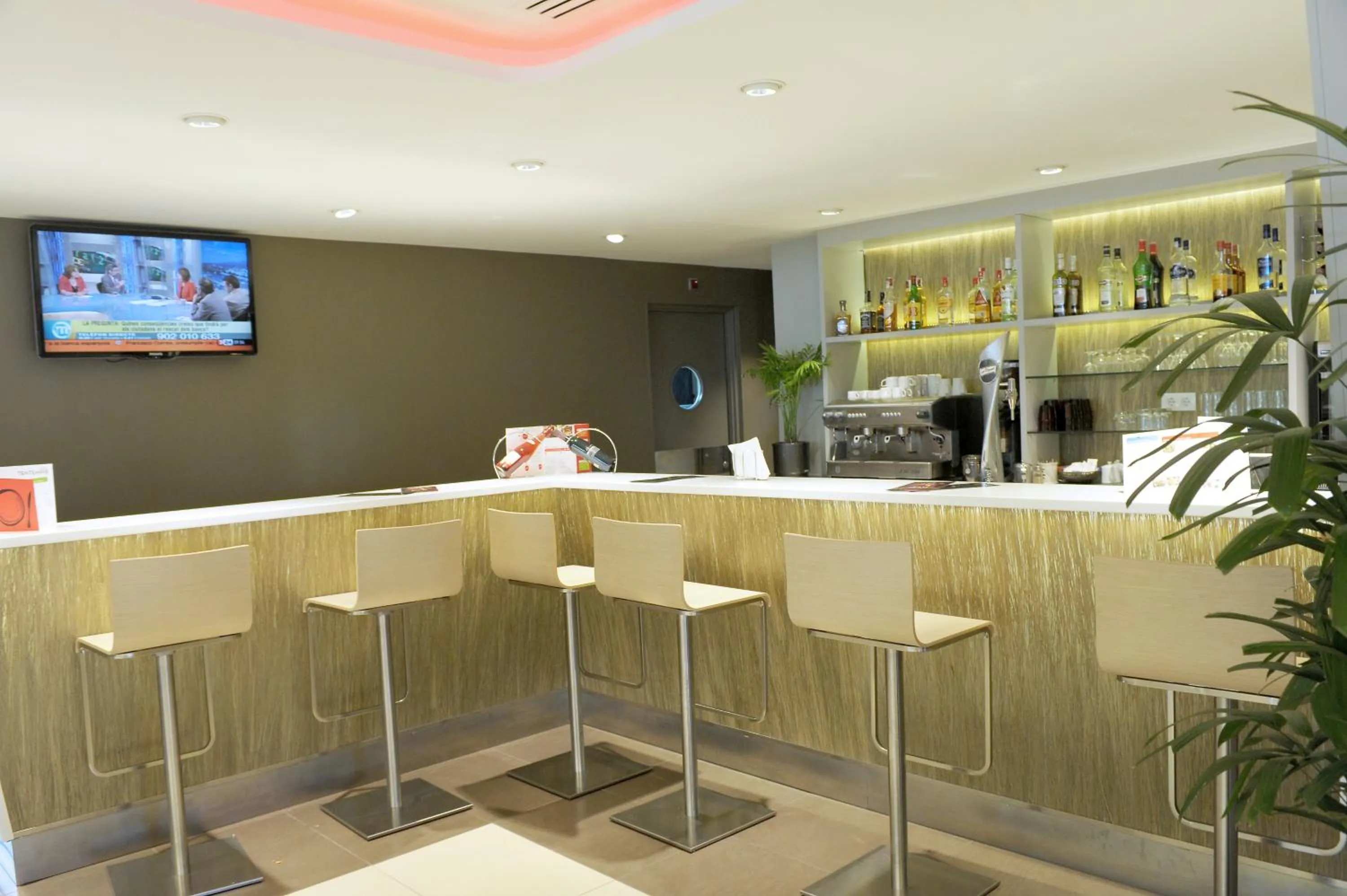 Lounge or bar in Ibis Cornella