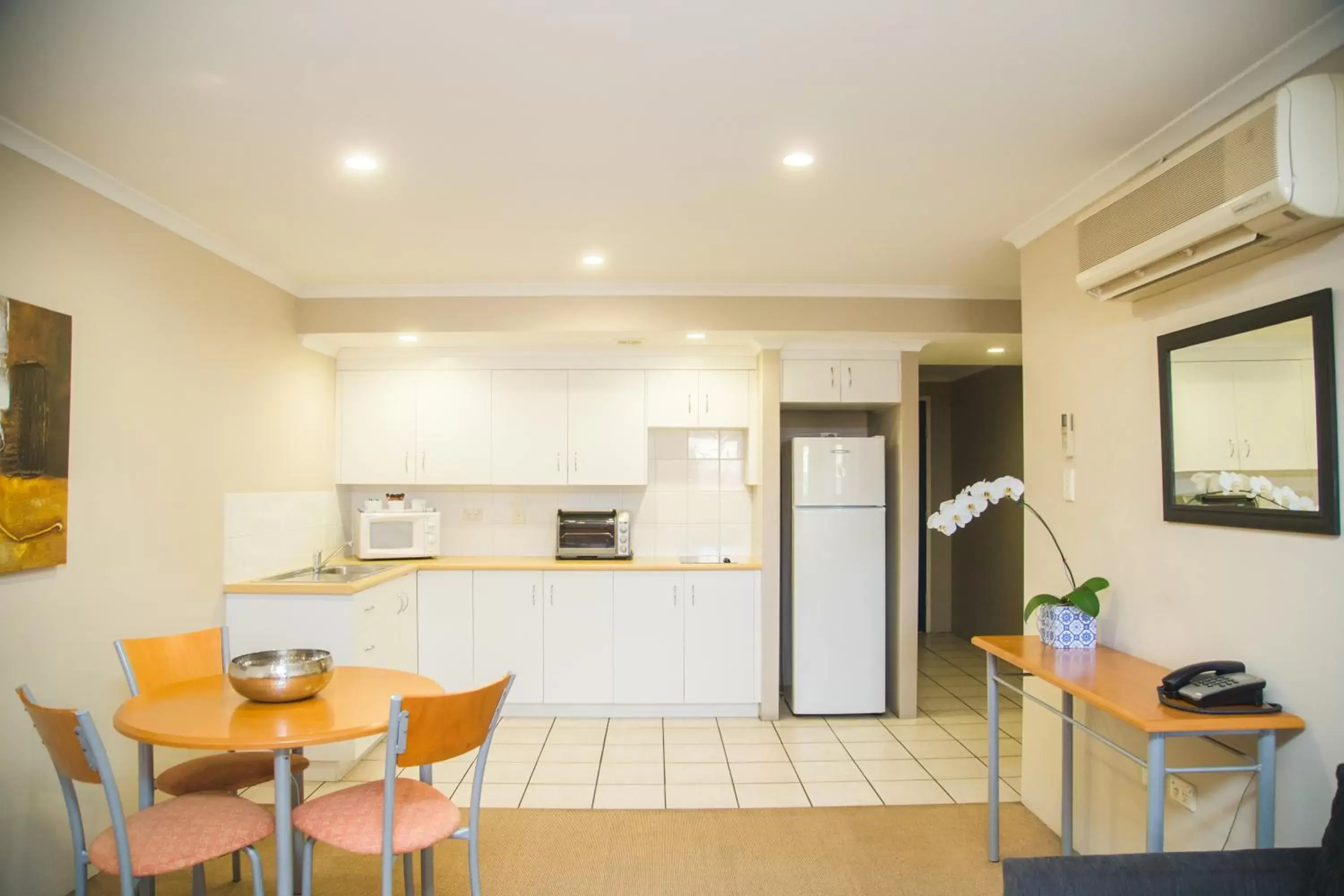 Kitchen or kitchenette, Kitchen/Kitchenette in Cosmopolitan Motel & Serviced Apartments