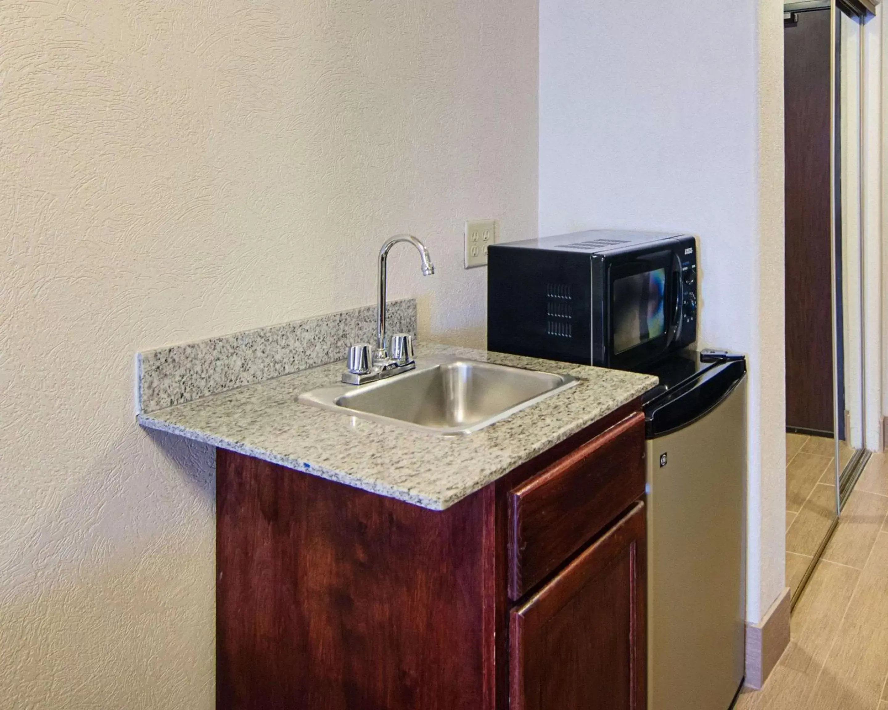 Photo of the whole room, Kitchen/Kitchenette in Comfort Inn & Suites Houston West-Katy