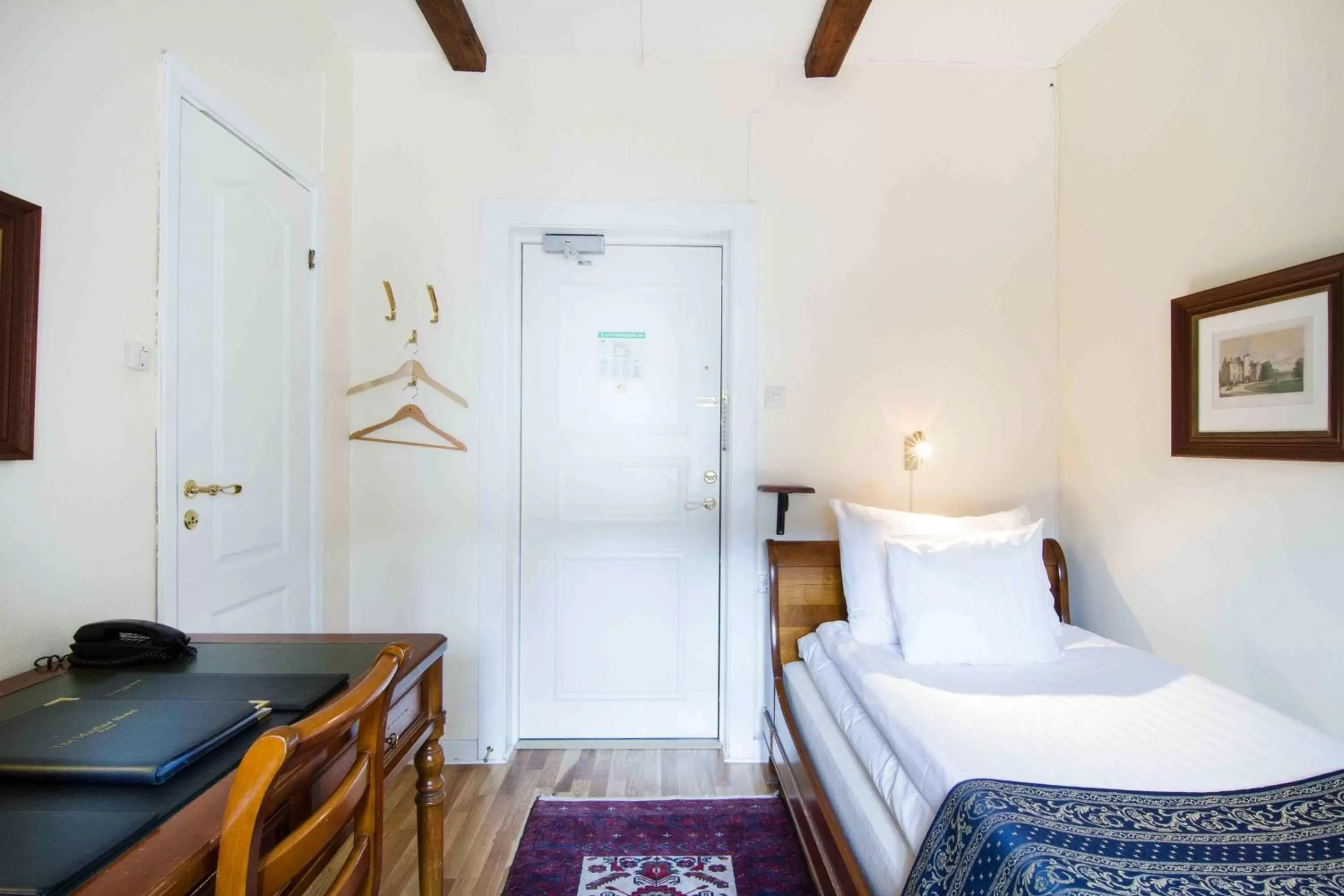 Bedroom, Bed in Mayfair Hotel Tunneln