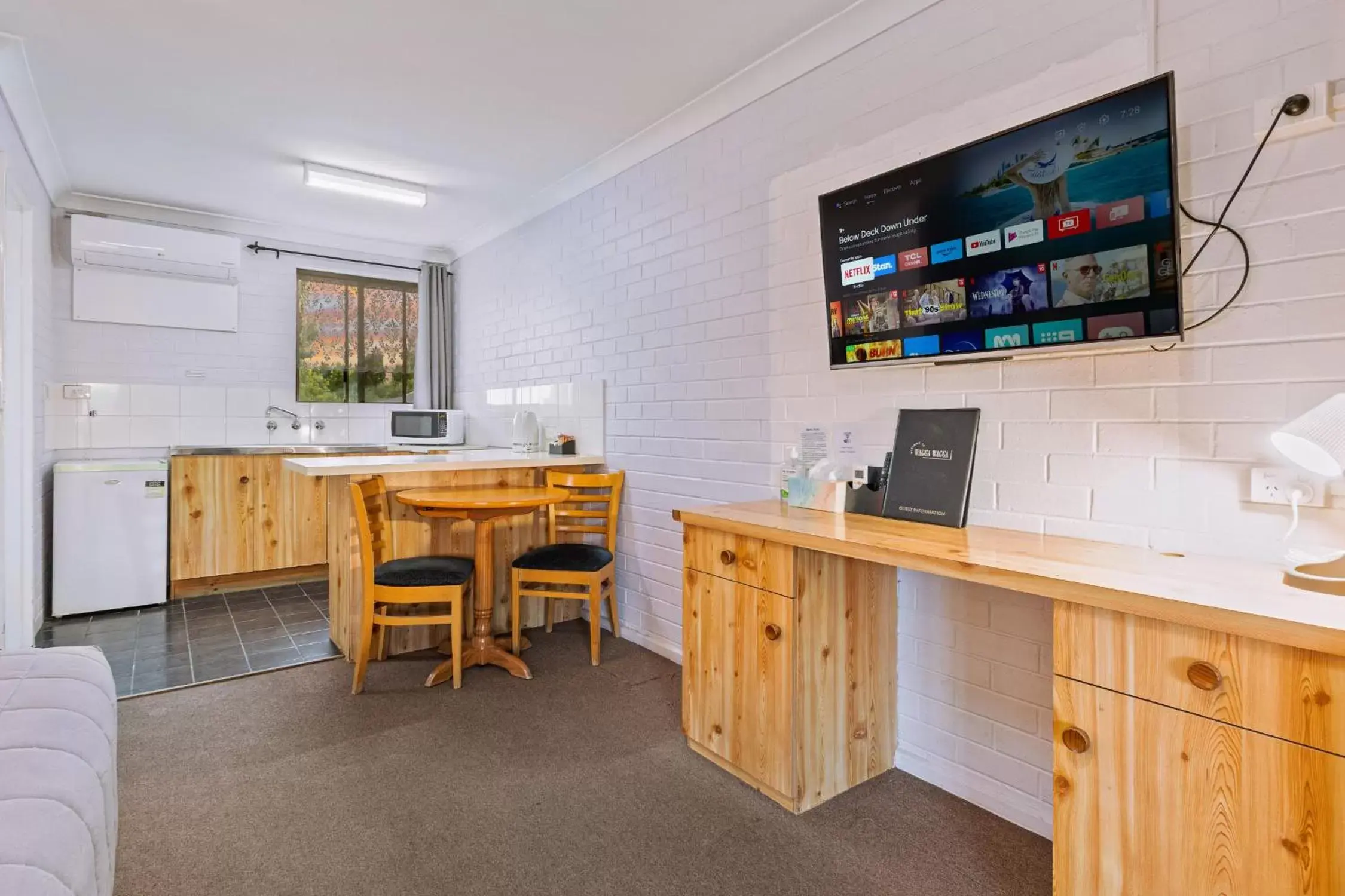 TV and multimedia, Kitchen/Kitchenette in Burringa Garden Motel