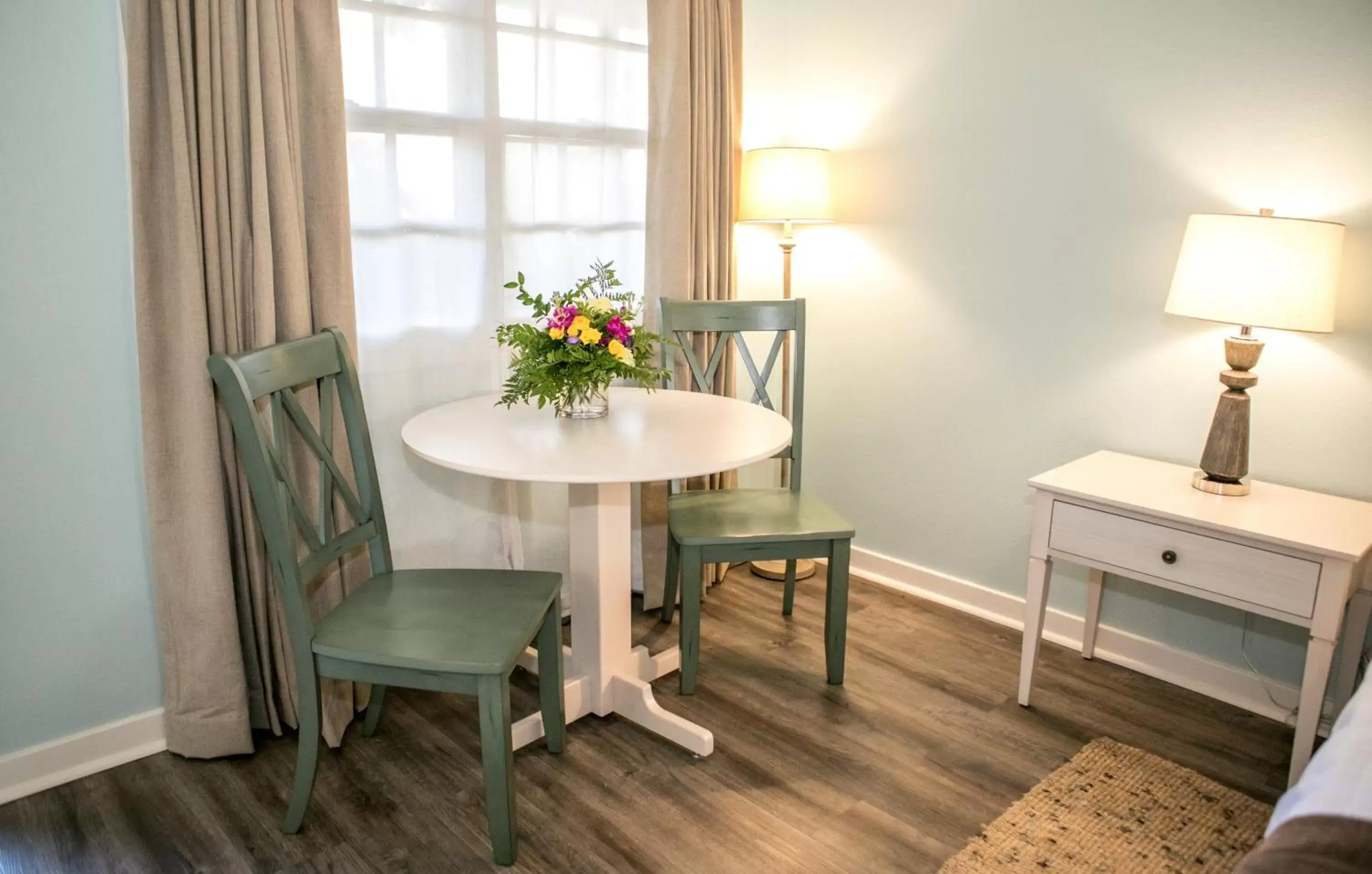 Living room, Seating Area in Sea Otter Inn