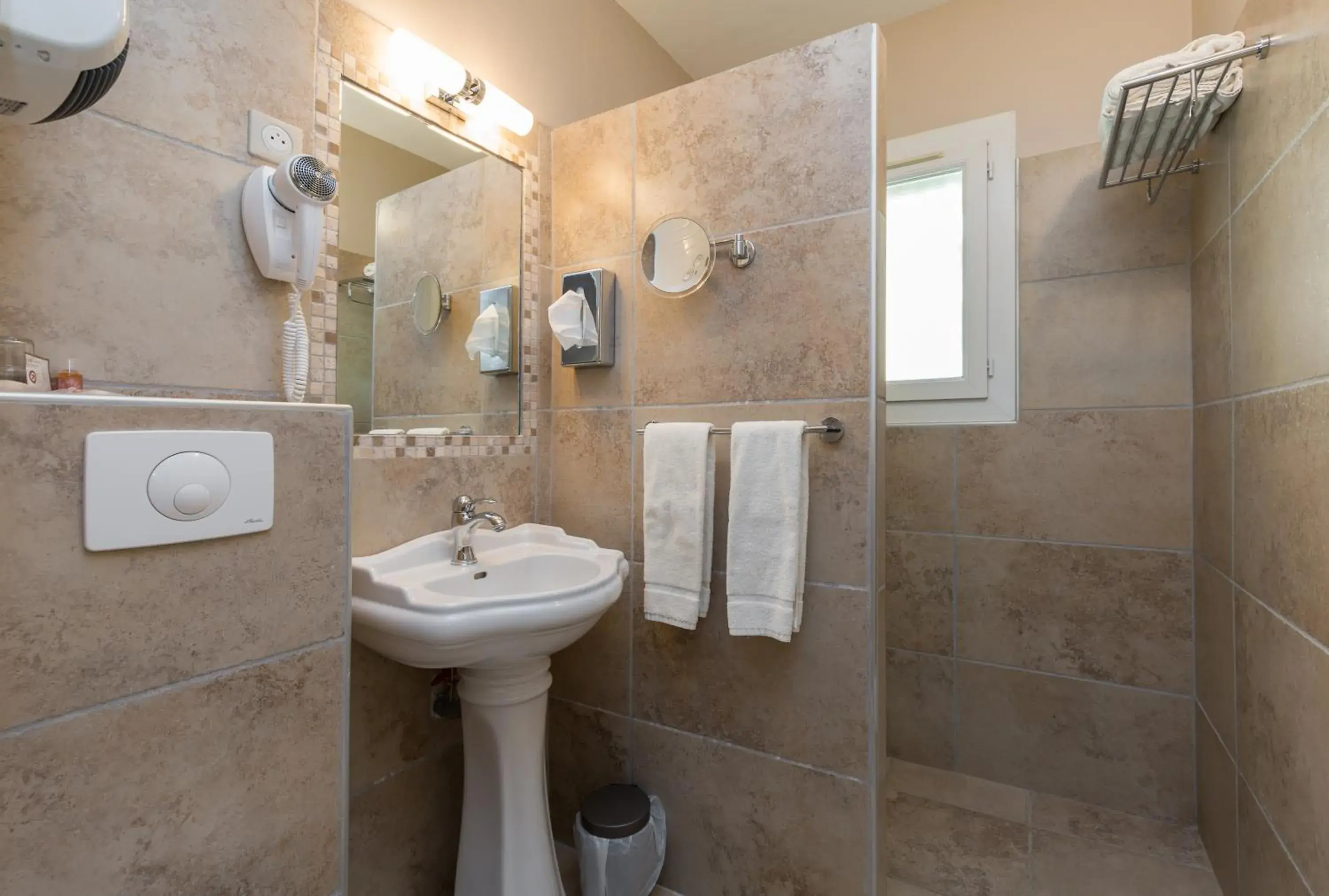 Bathroom in The Originals Boutique, Hôtel du Parc, Cavaillon (Inter-Hotel)