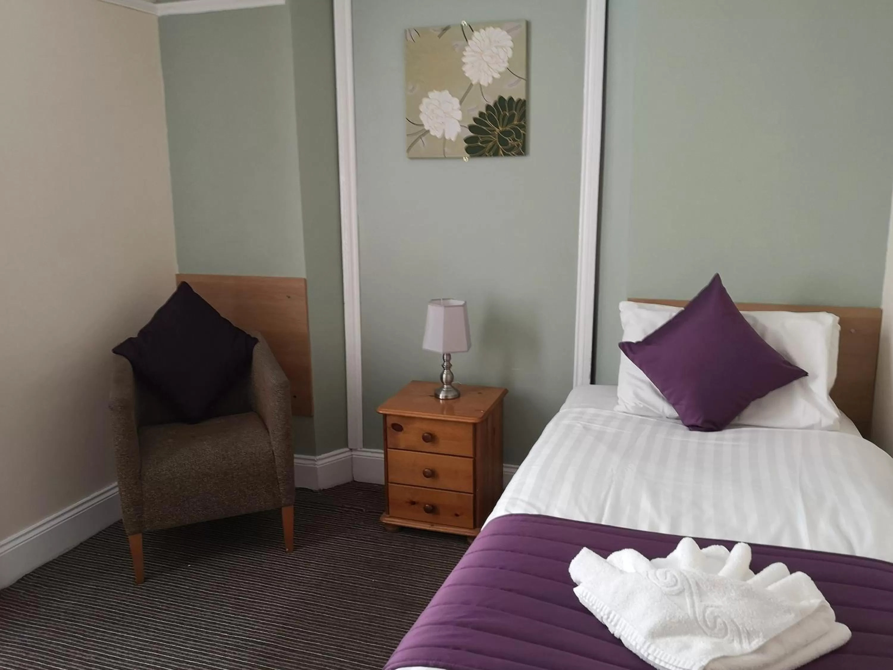 Photo of the whole room in The Kynance House on Plymouth Hoe ,26 Ensuite Rooms