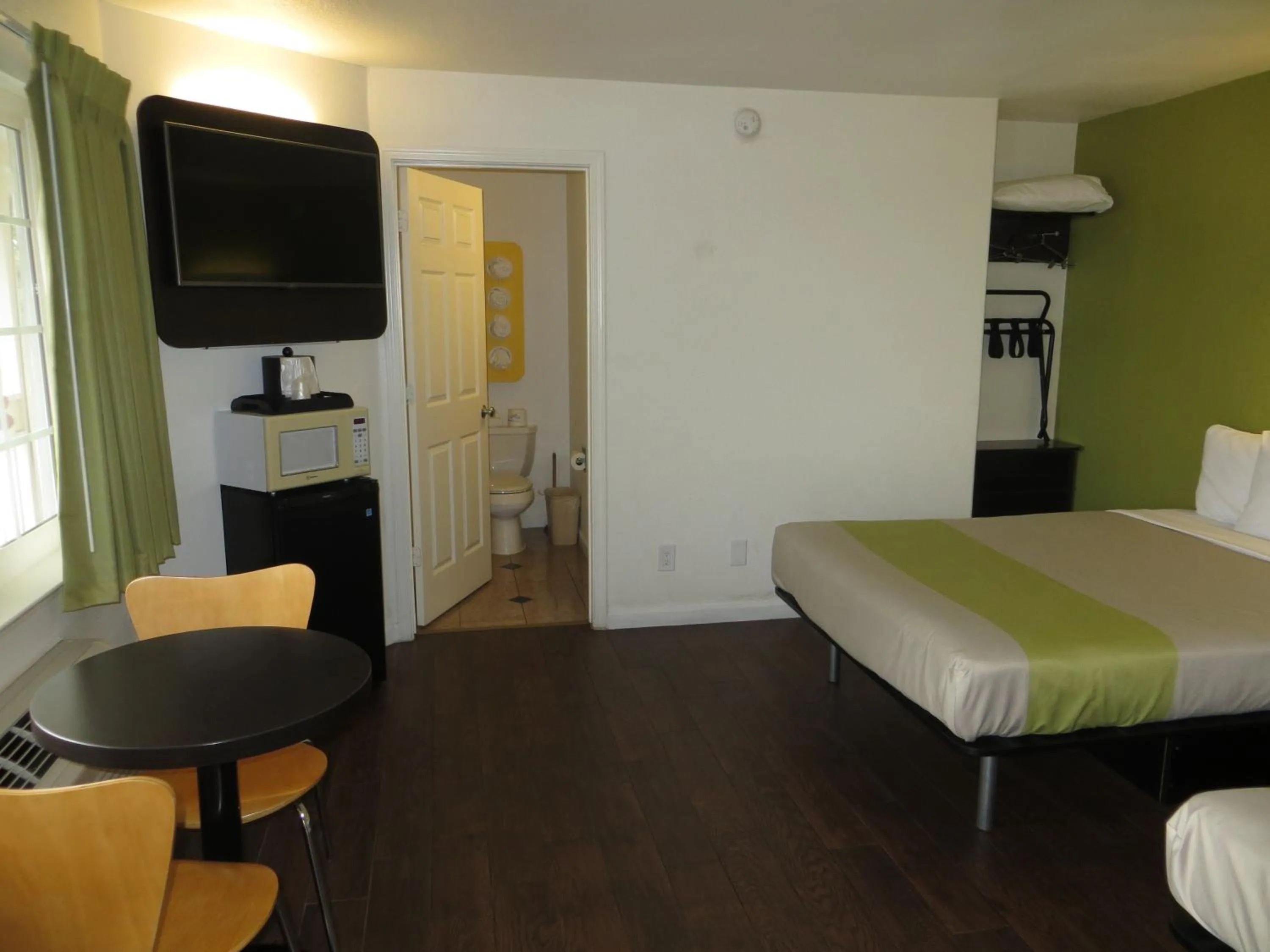 Bed in Fisherman's Cove Inn