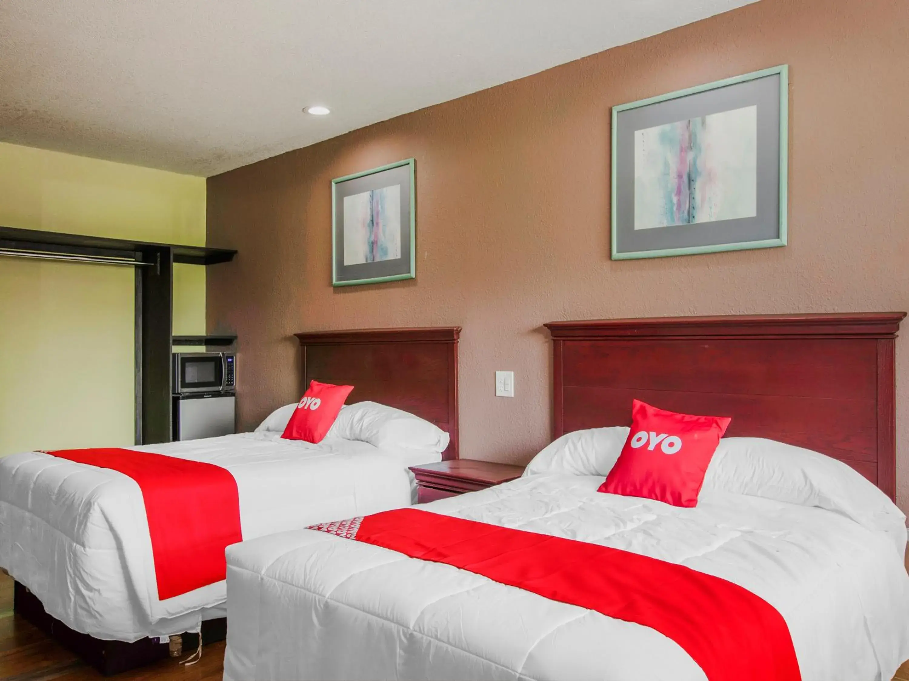 Bedroom in OYO Superior Budget Inn Bartow