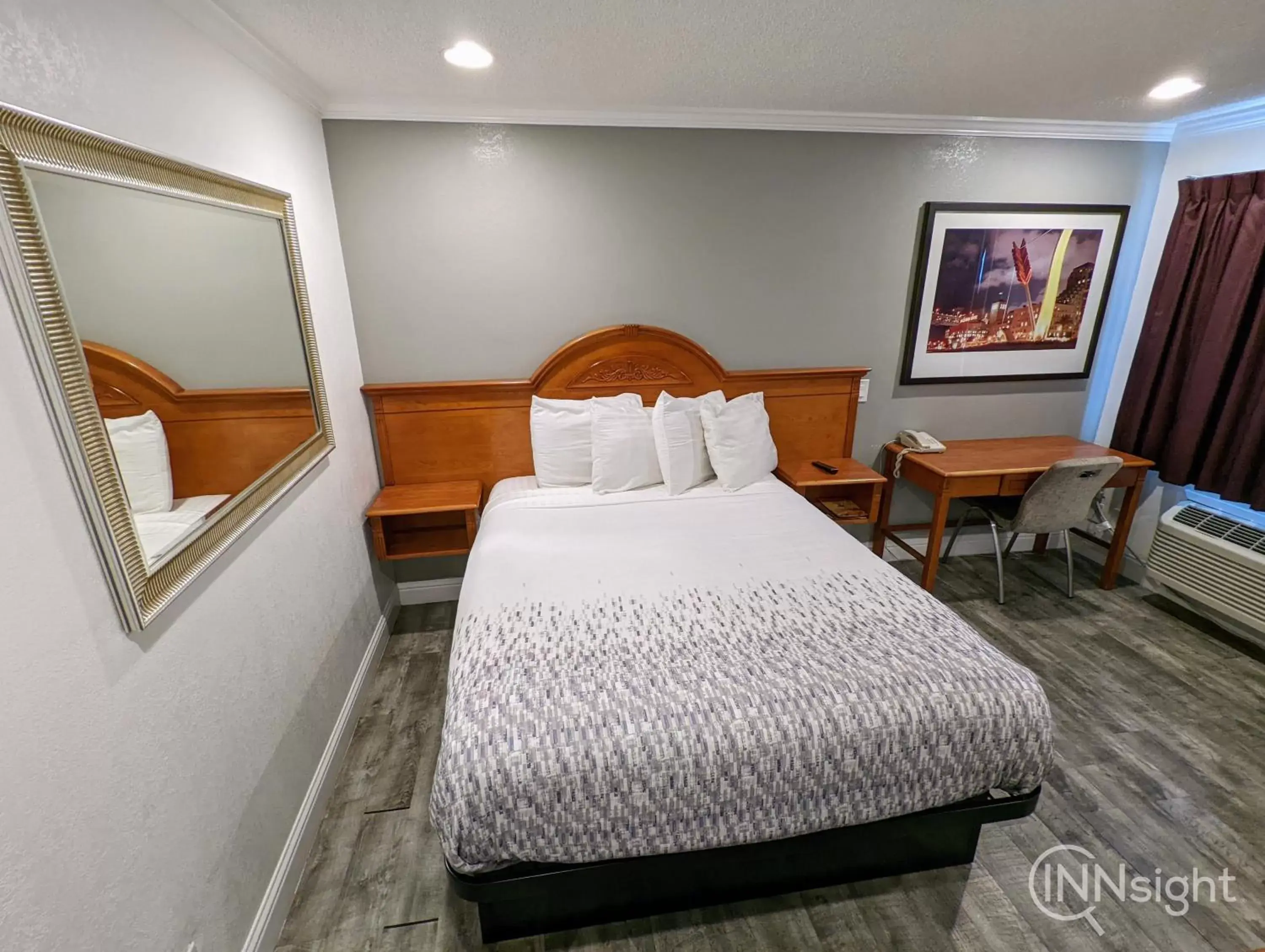 Photo of the whole room, Bed in Deluxe Inn