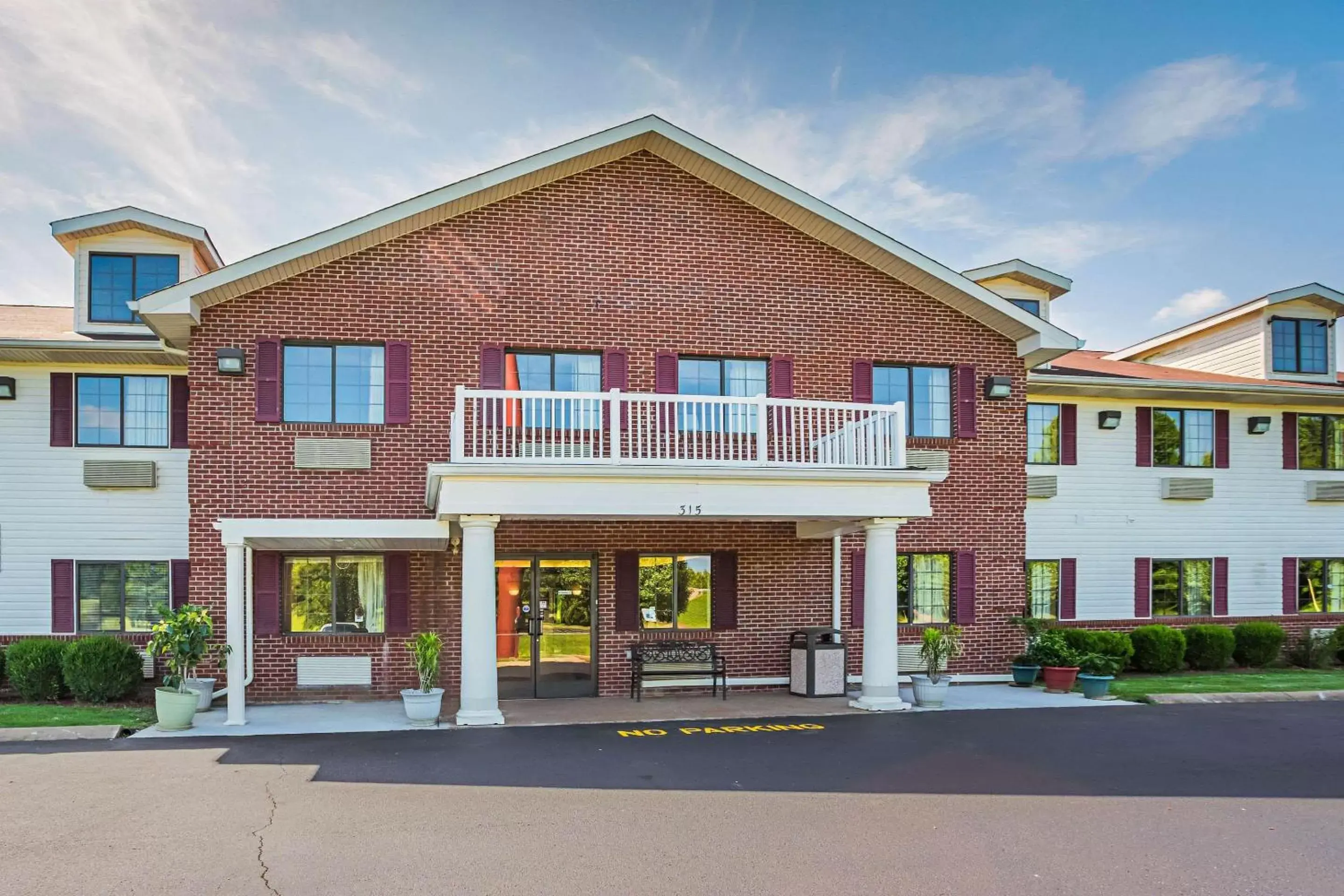 Property Building in Econo Lodge Inn & Suites Ripley