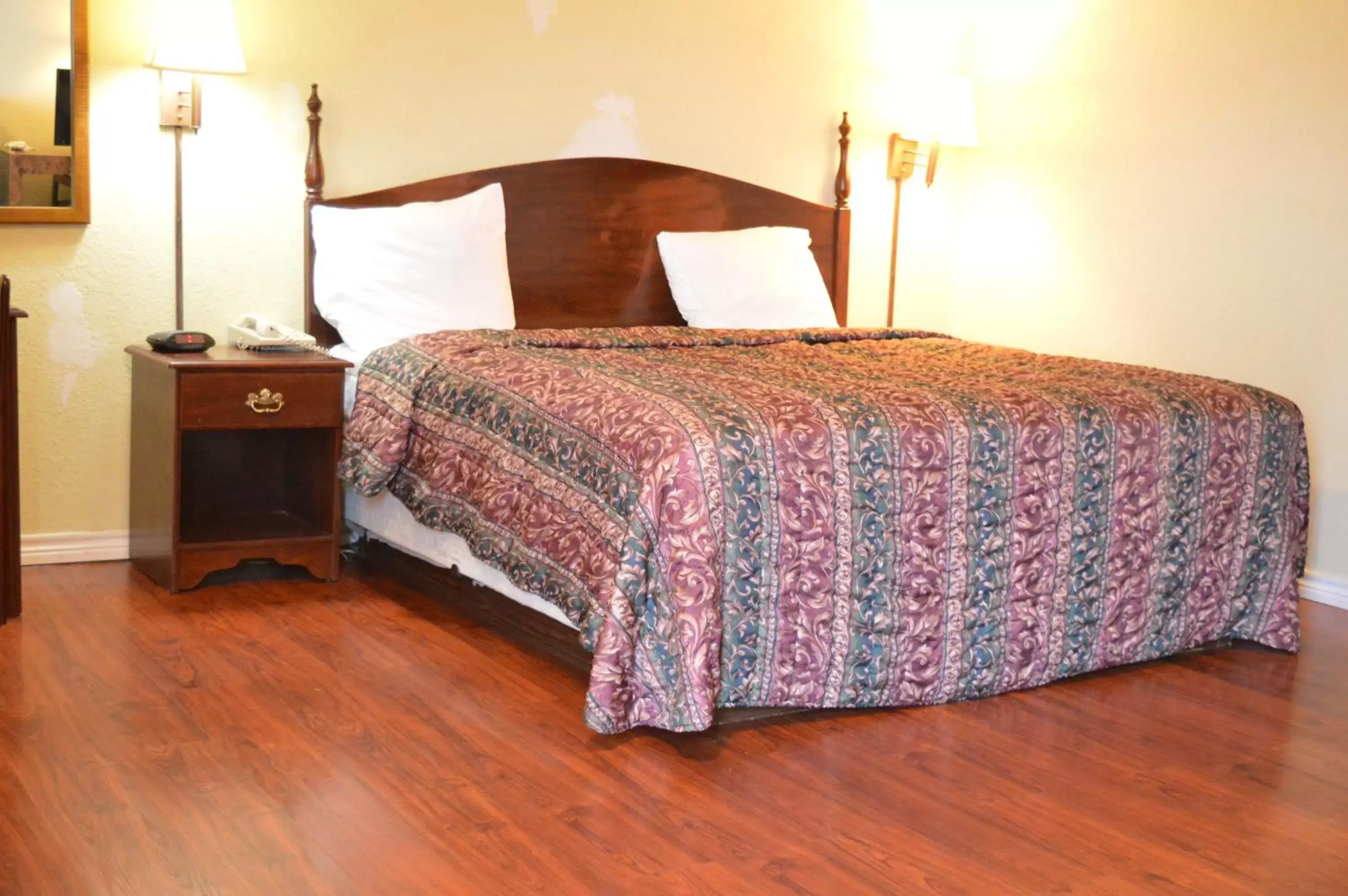 Bedroom, Bed in Knights Inn Greenville