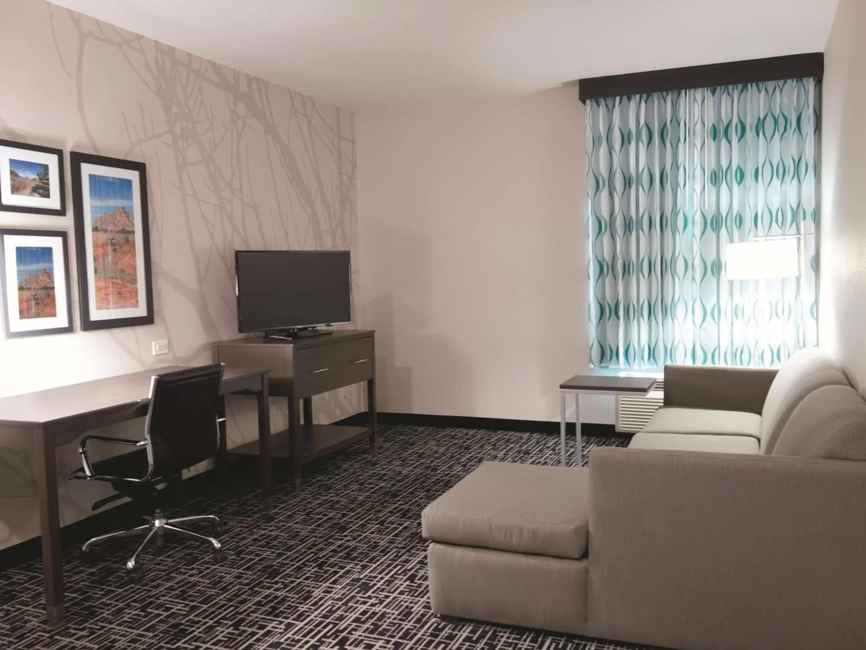 Photo of the whole room, Seating Area in La Quinta Inn & Suites by Wyndham Pampa