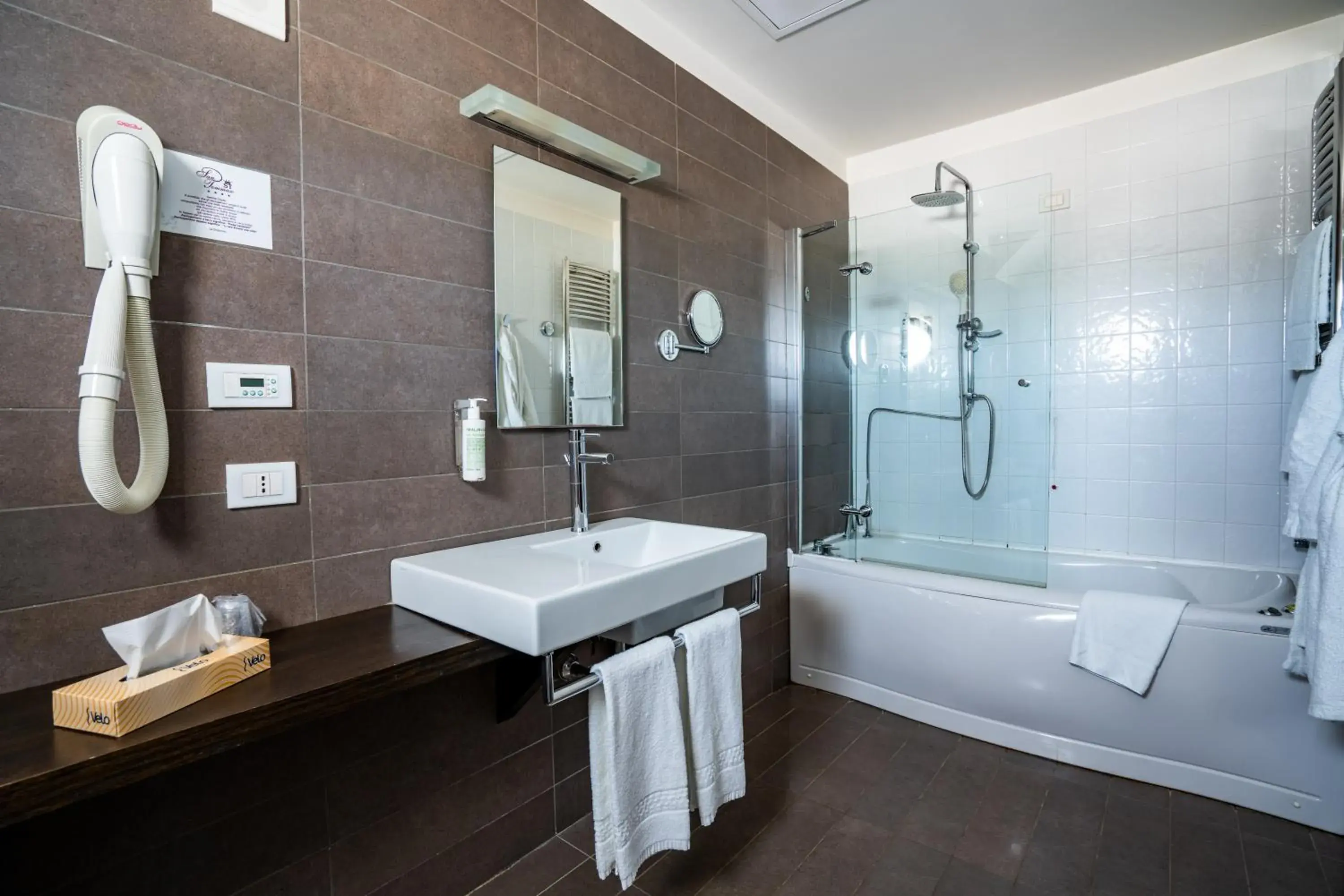Bathroom in San Tommaso Hotel