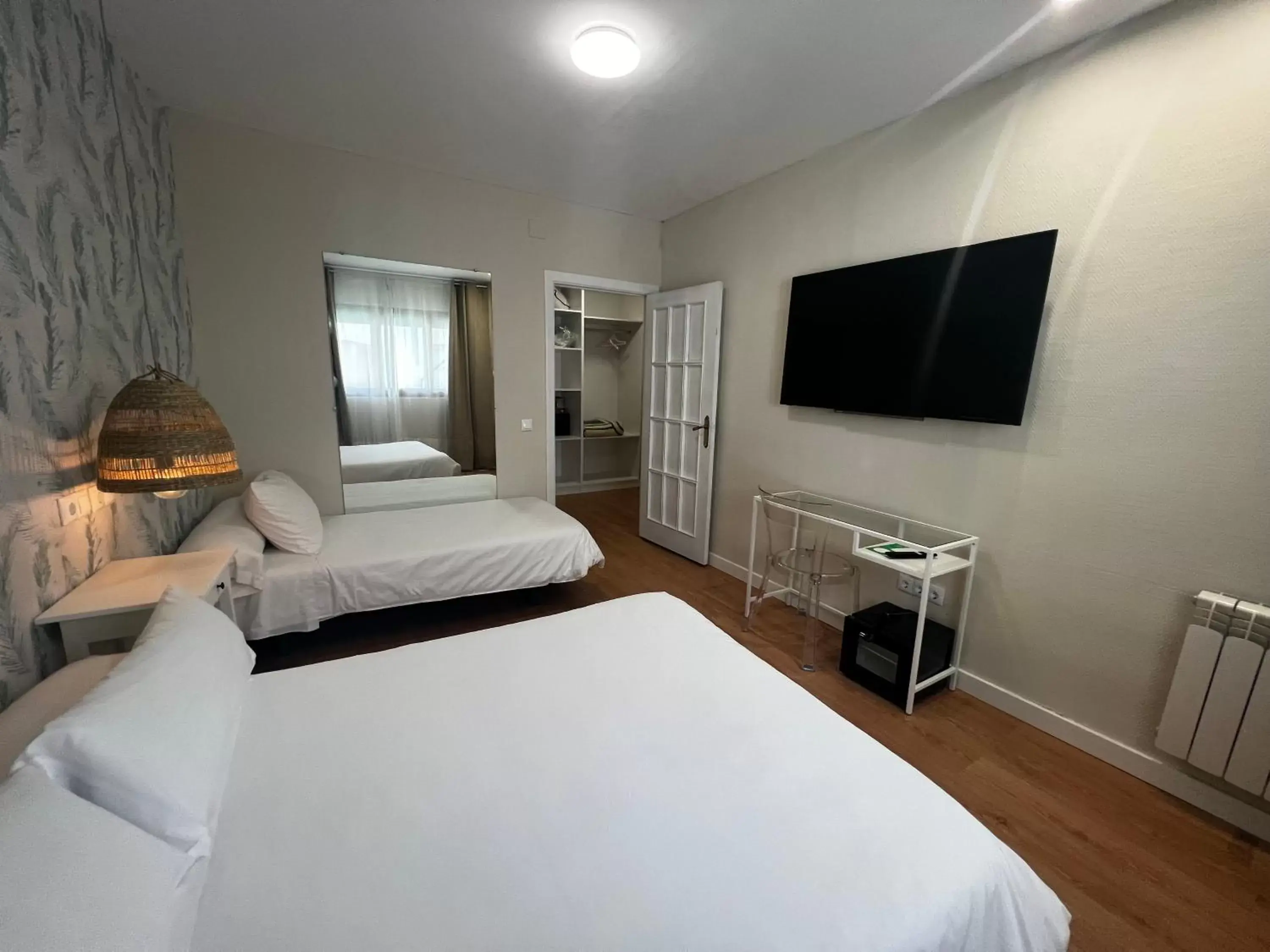 Bed, TV/Entertainment Center in Hotel Plaza Mayor