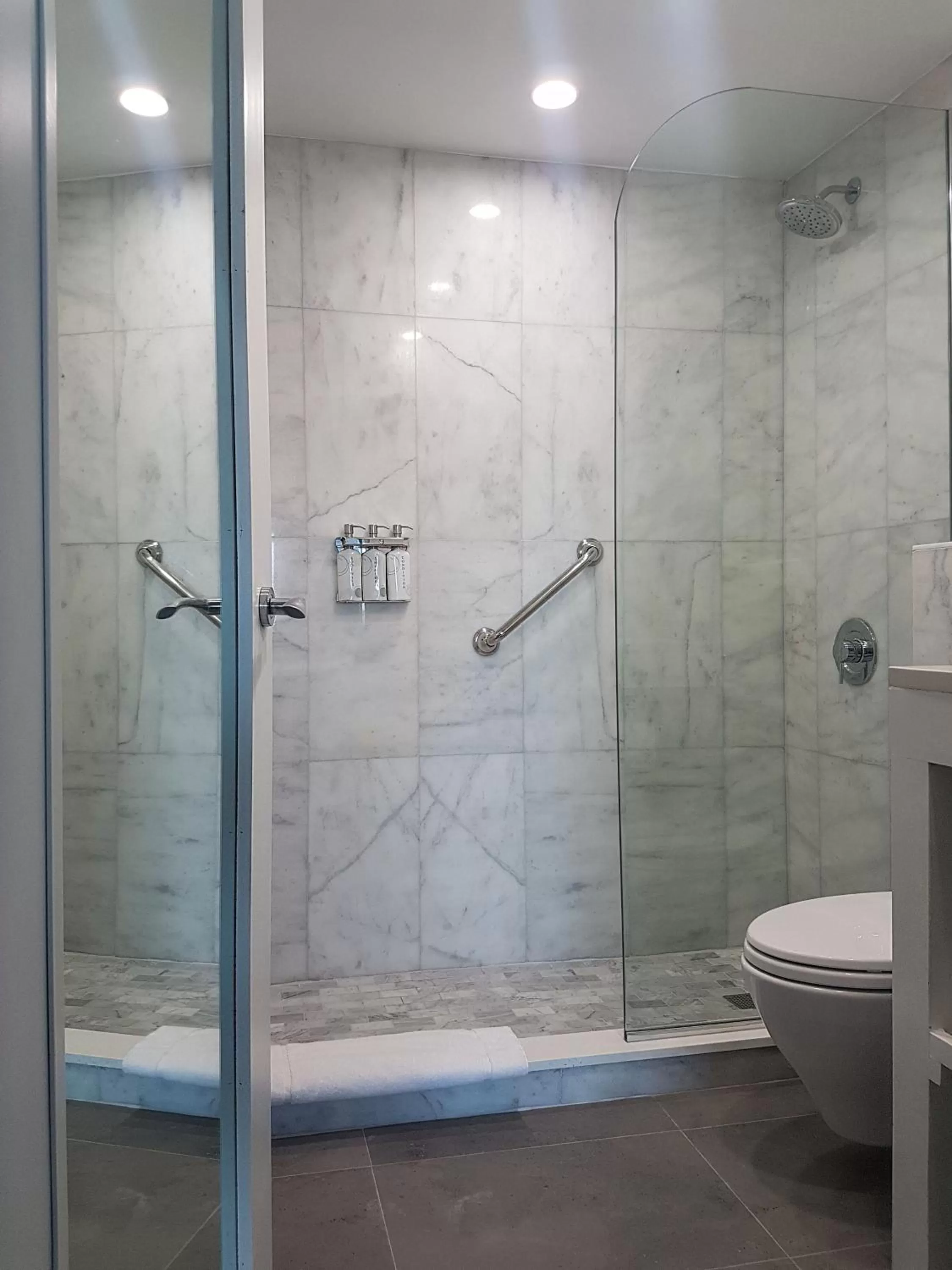 Shower in R Hotel Kingston