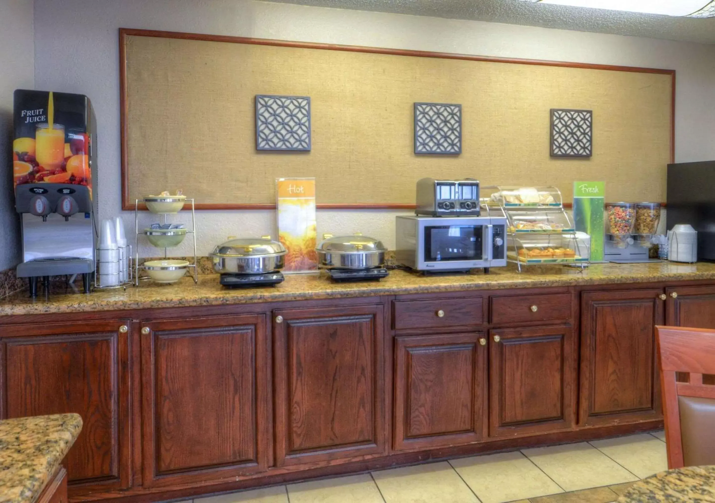 Restaurant/places to eat in Quality Inn & Suites