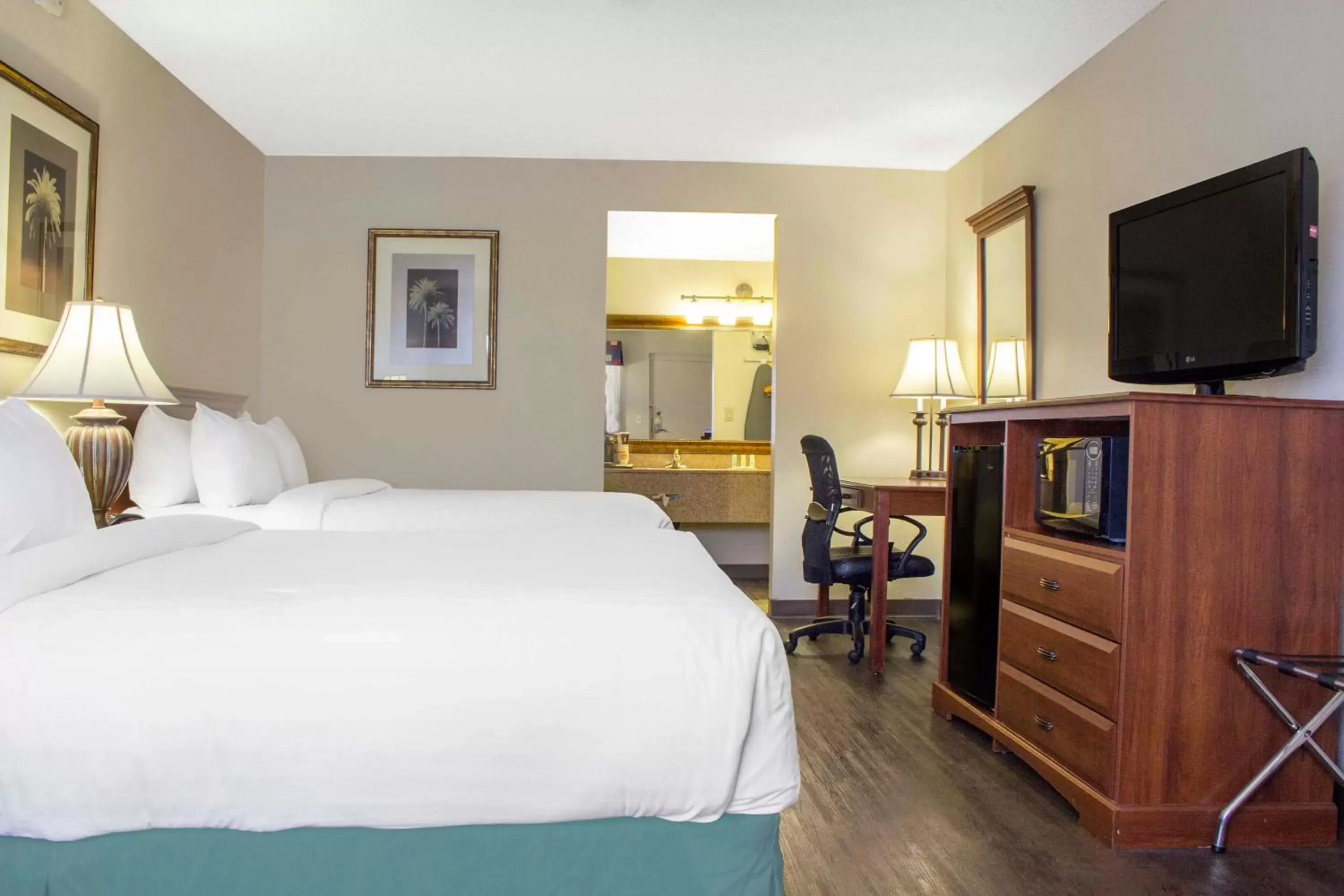 Queen Room with Two Queen Beds - Smoking in Quality Inn Benson I-10 Exit 304