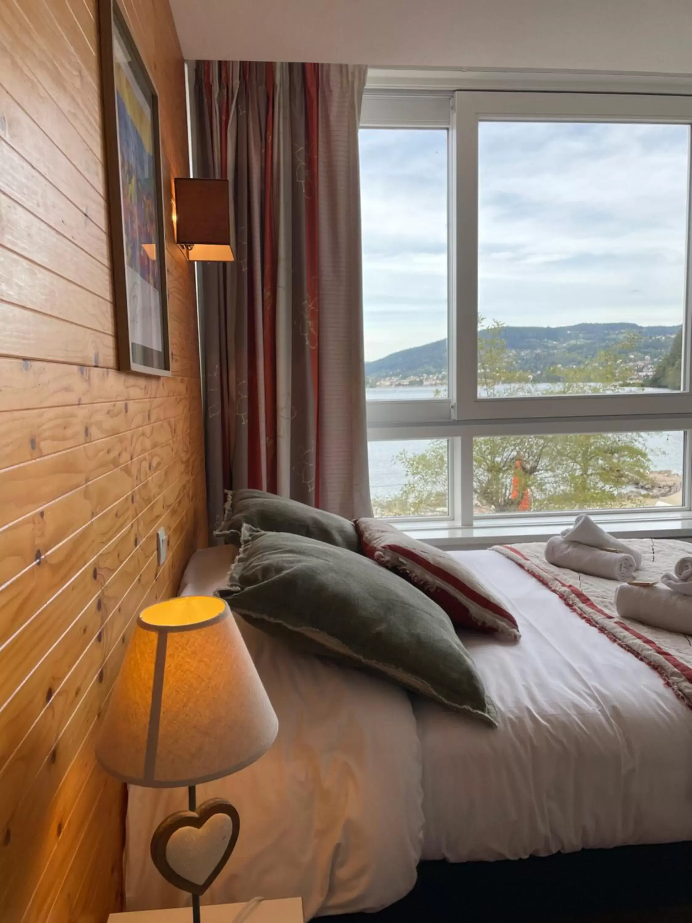 Lake view, Bed in Appart'Hôtel LIDO au bord de l'eau