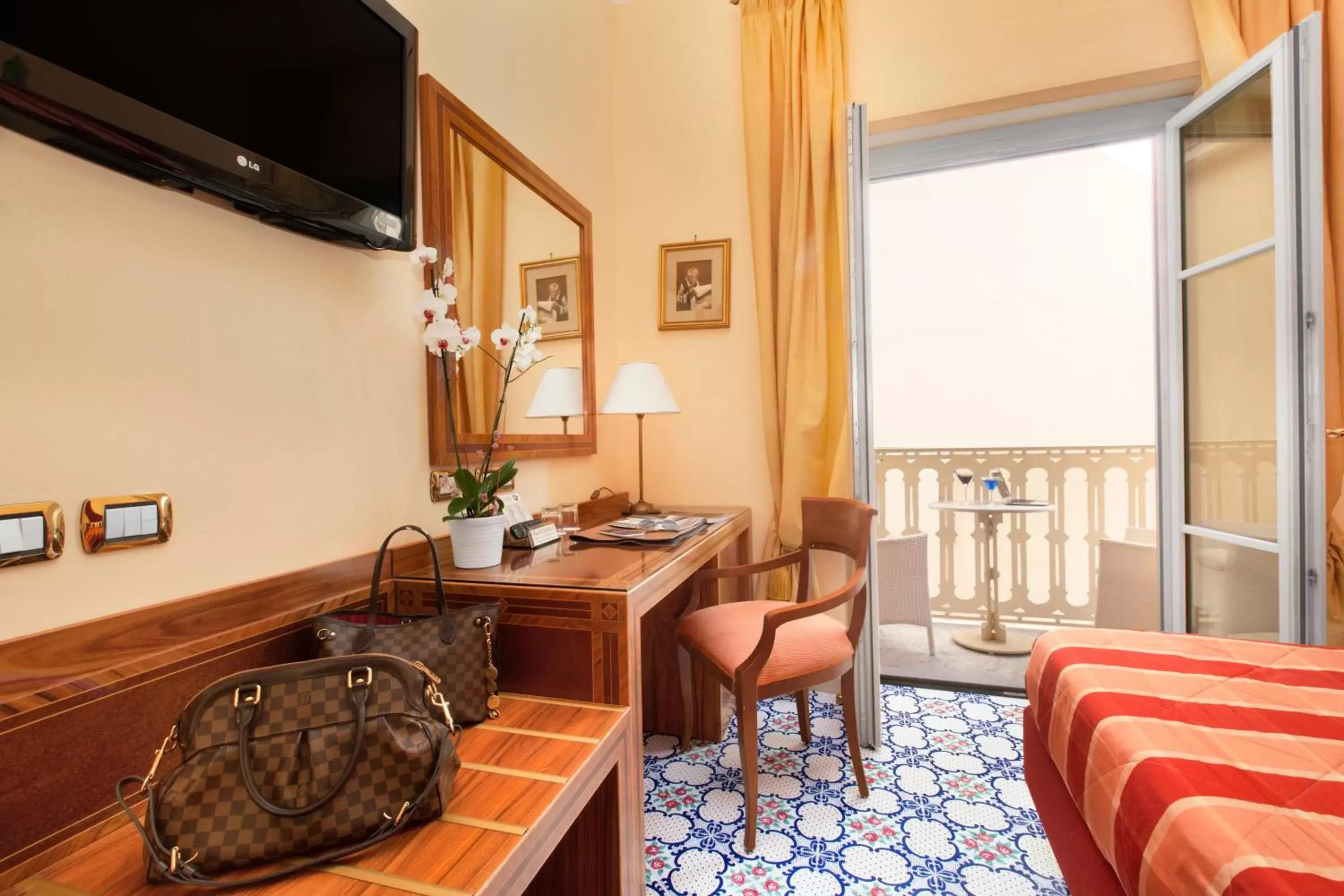 TV and multimedia, TV/Entertainment Center in Hotel Antiche Mura