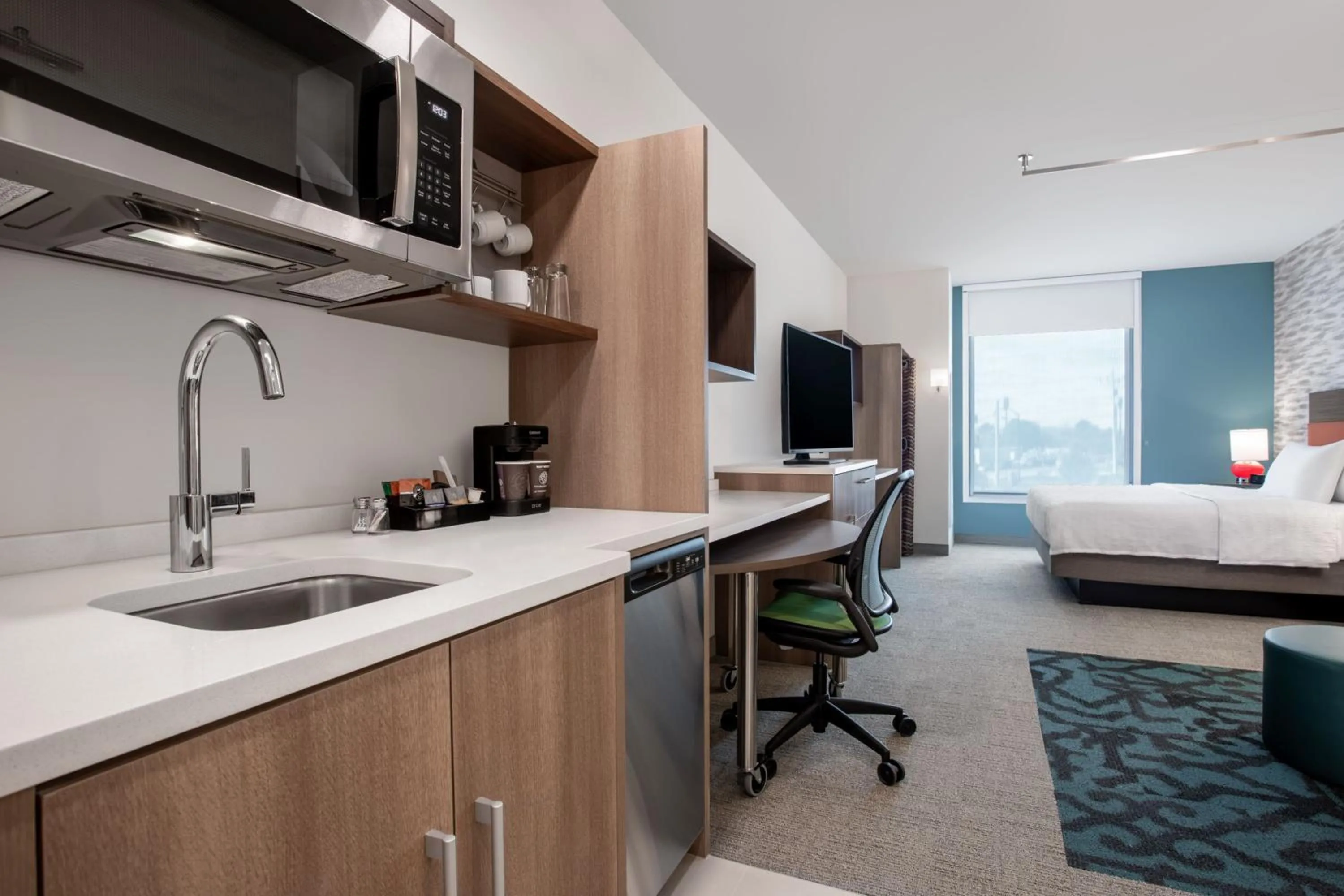 Kitchen or kitchenette, Bed in Home2 Suites By Hilton Calhoun