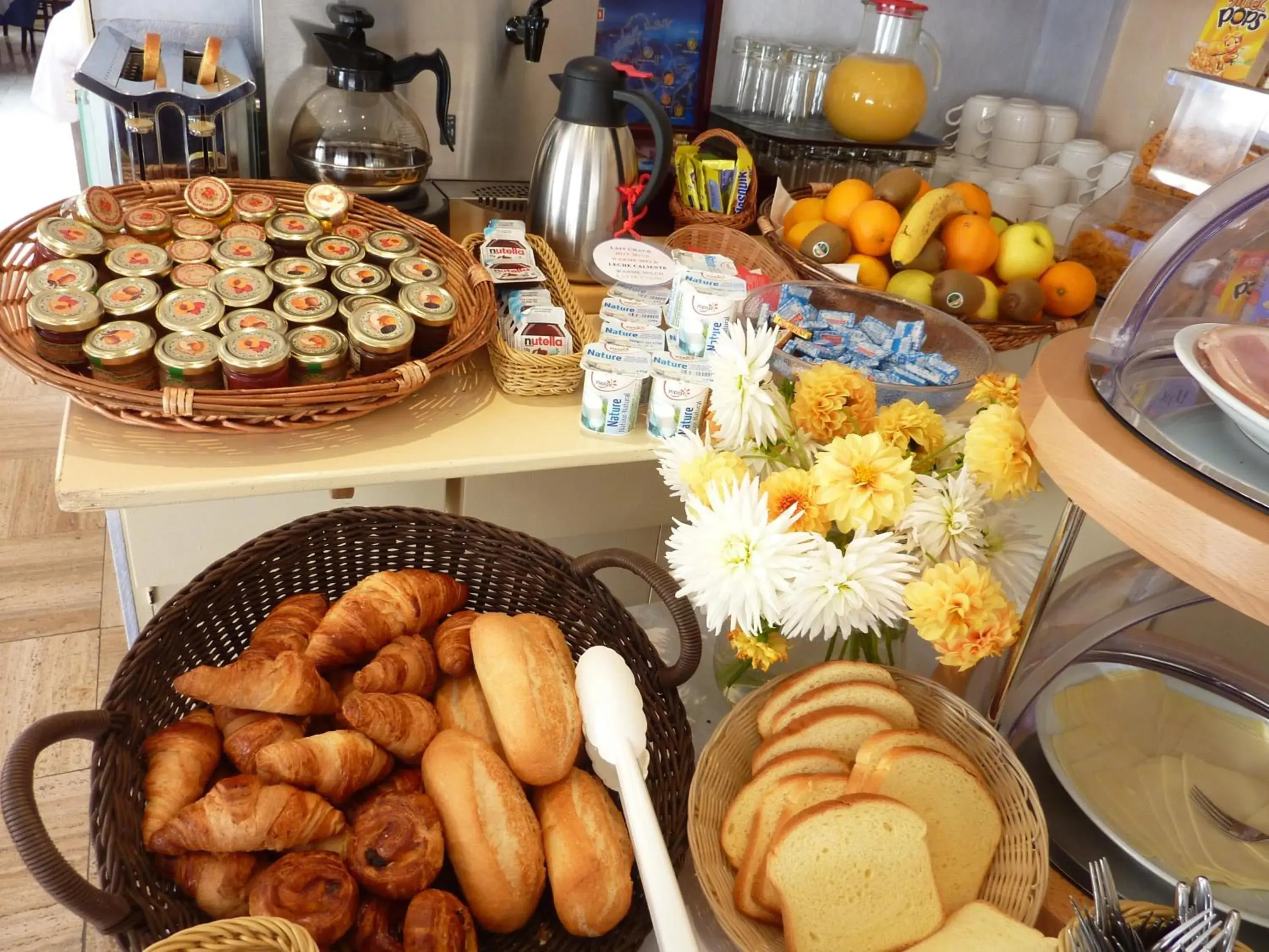 Buffet breakfast, Food in Citotel de La Vallee