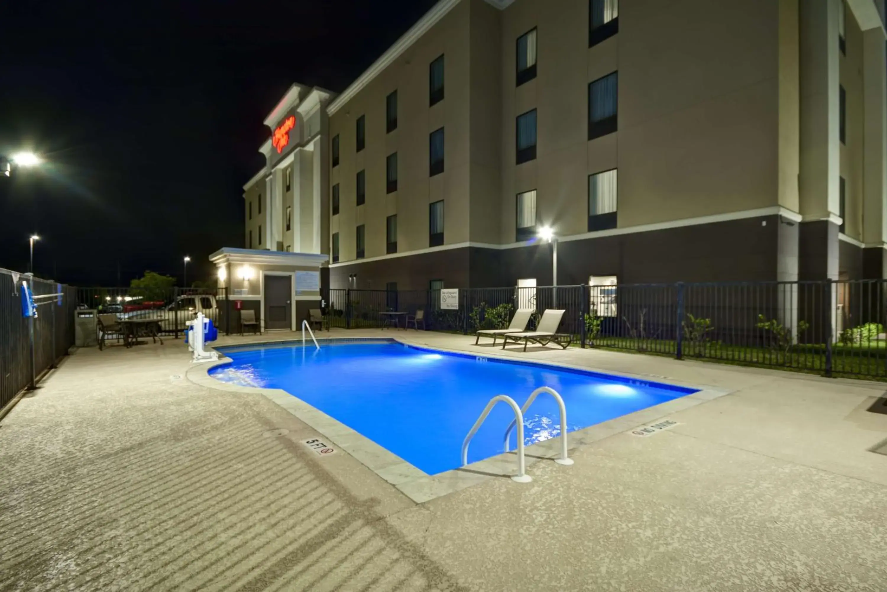 Pool view, Property Building in Hampton Inn Kenedy