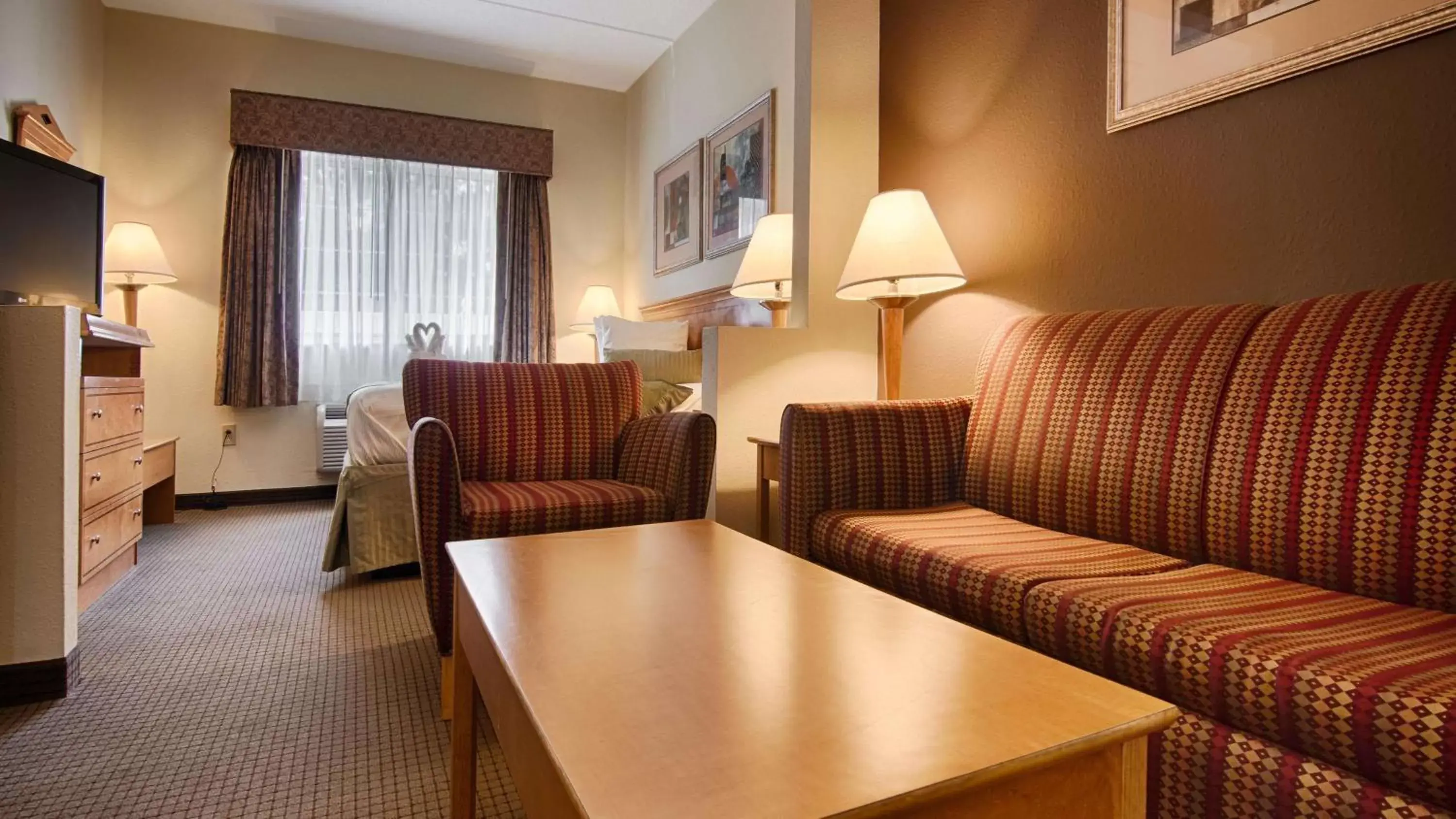 Photo of the whole room, Seating Area in Best Western Plus Newport News