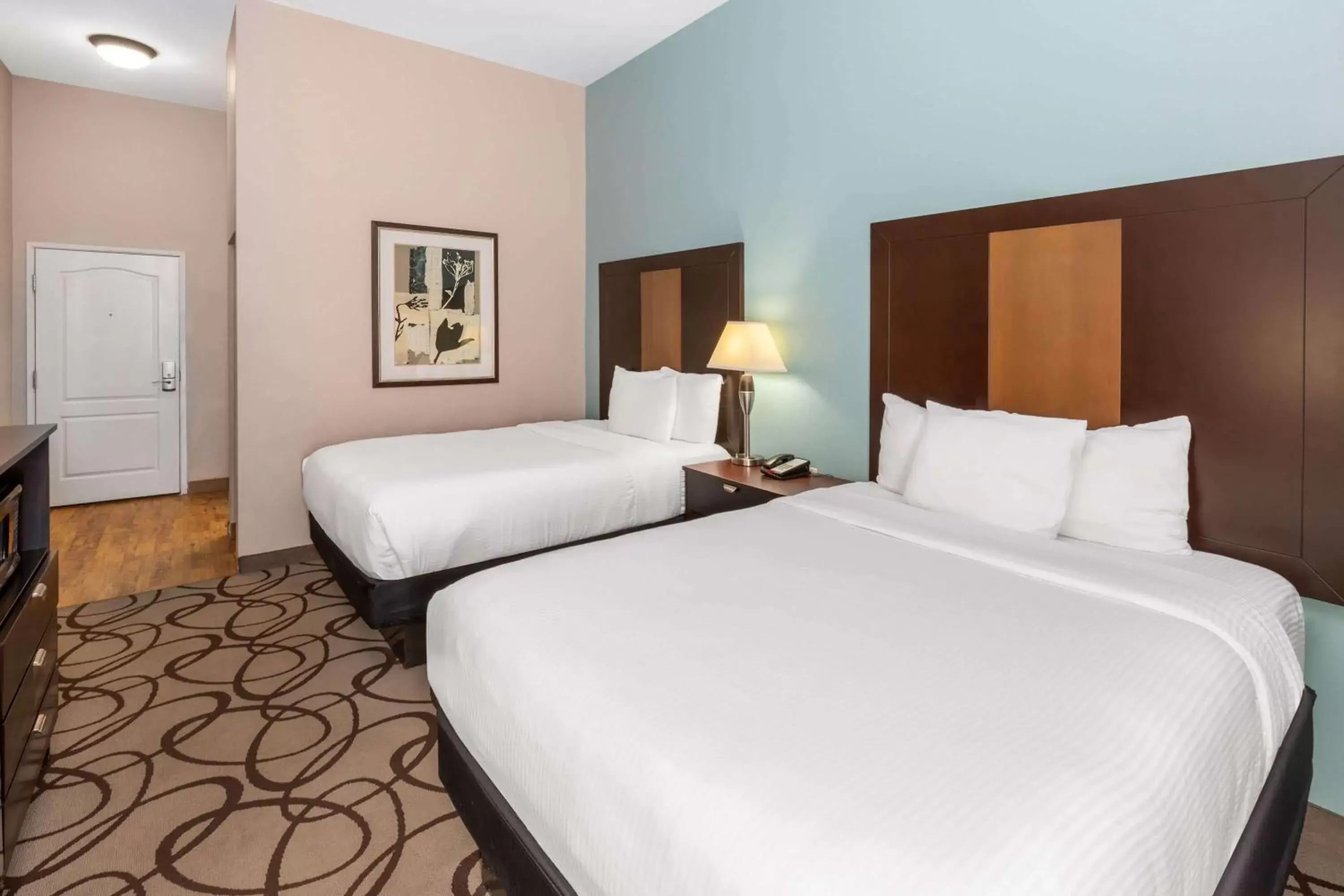 Photo of the whole room, Bed in La Quinta by Wyndham Fort Worth - Lake Worth
