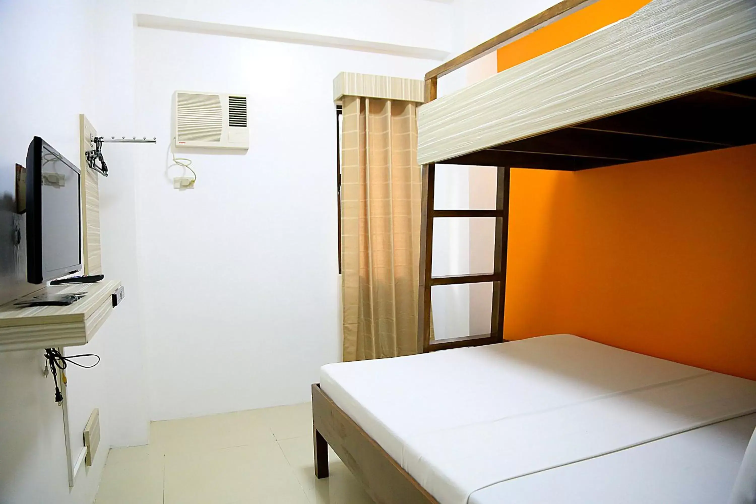 bunk bed in Travelbee Business Inn