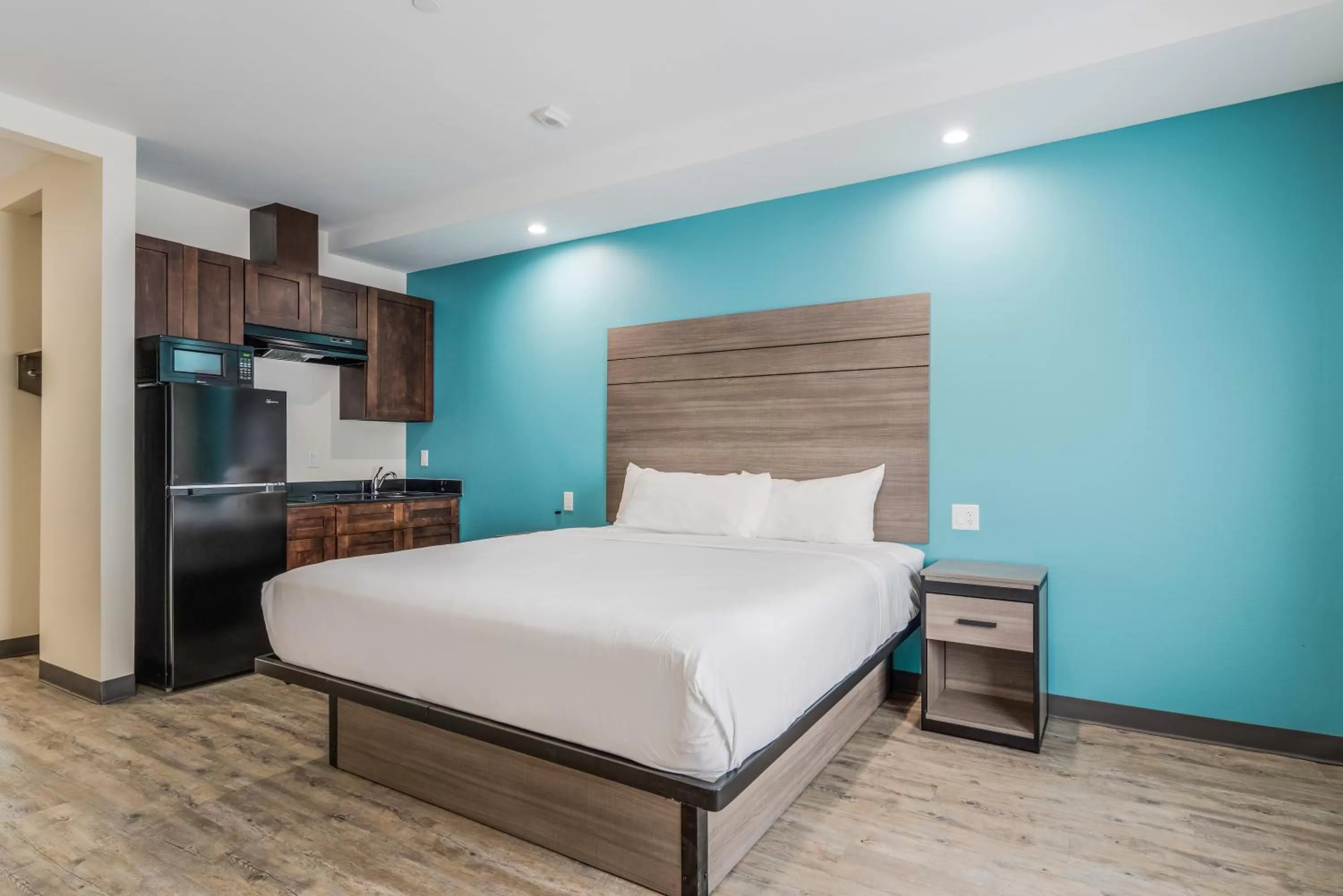 Kitchen or kitchenette, Bed in Red Lion Inn & Suites Katy