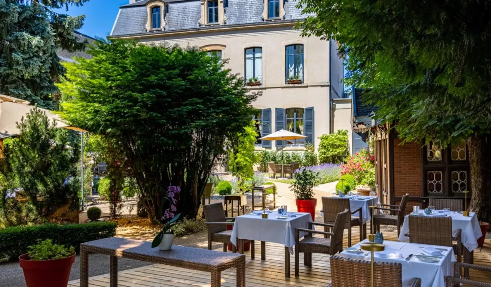 Patio, Restaurant/Places to Eat in Hostellerie Cèdre & Spa Beaune