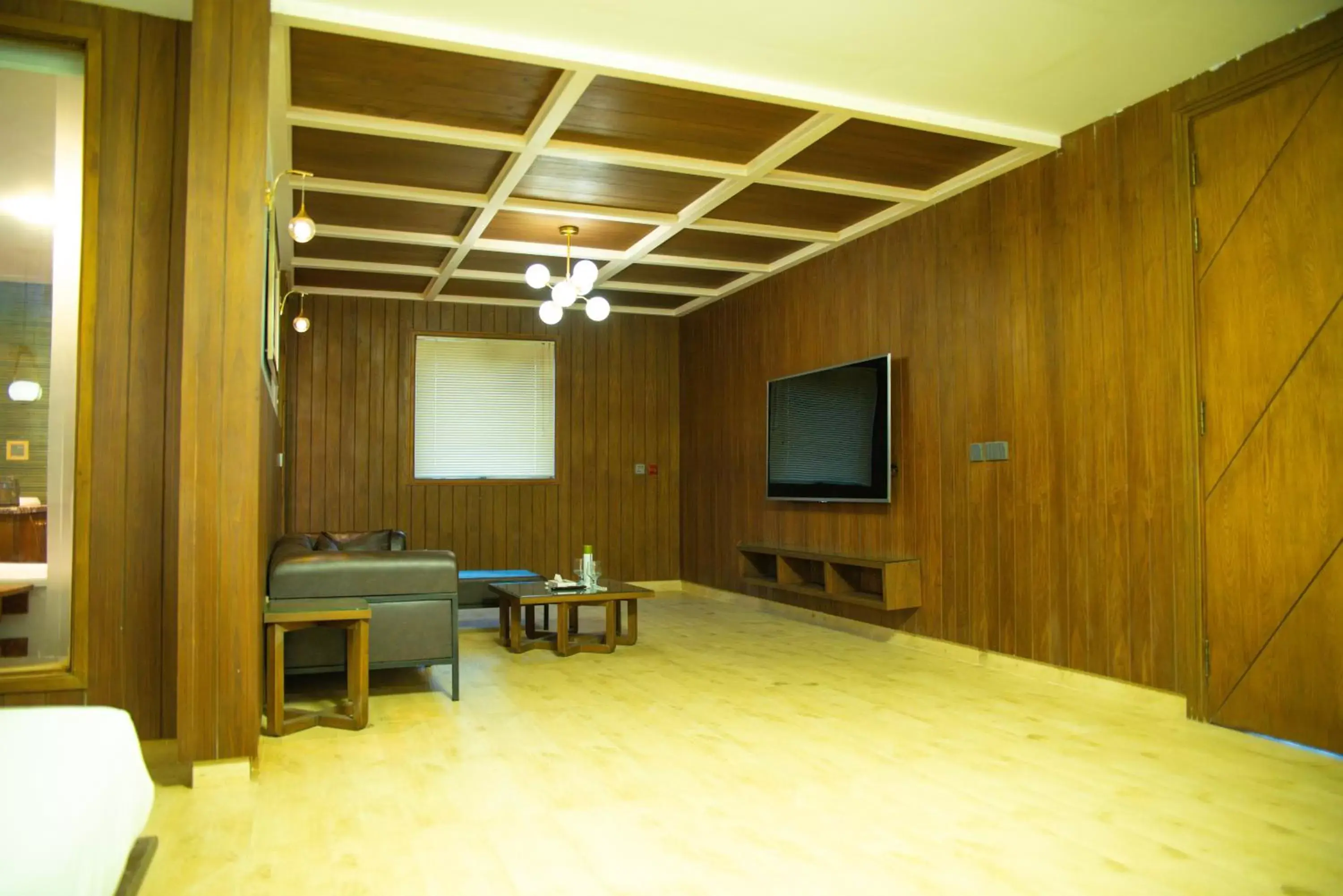 Communal lounge/ TV room, TV/Entertainment Center in Hotel Crown Inn