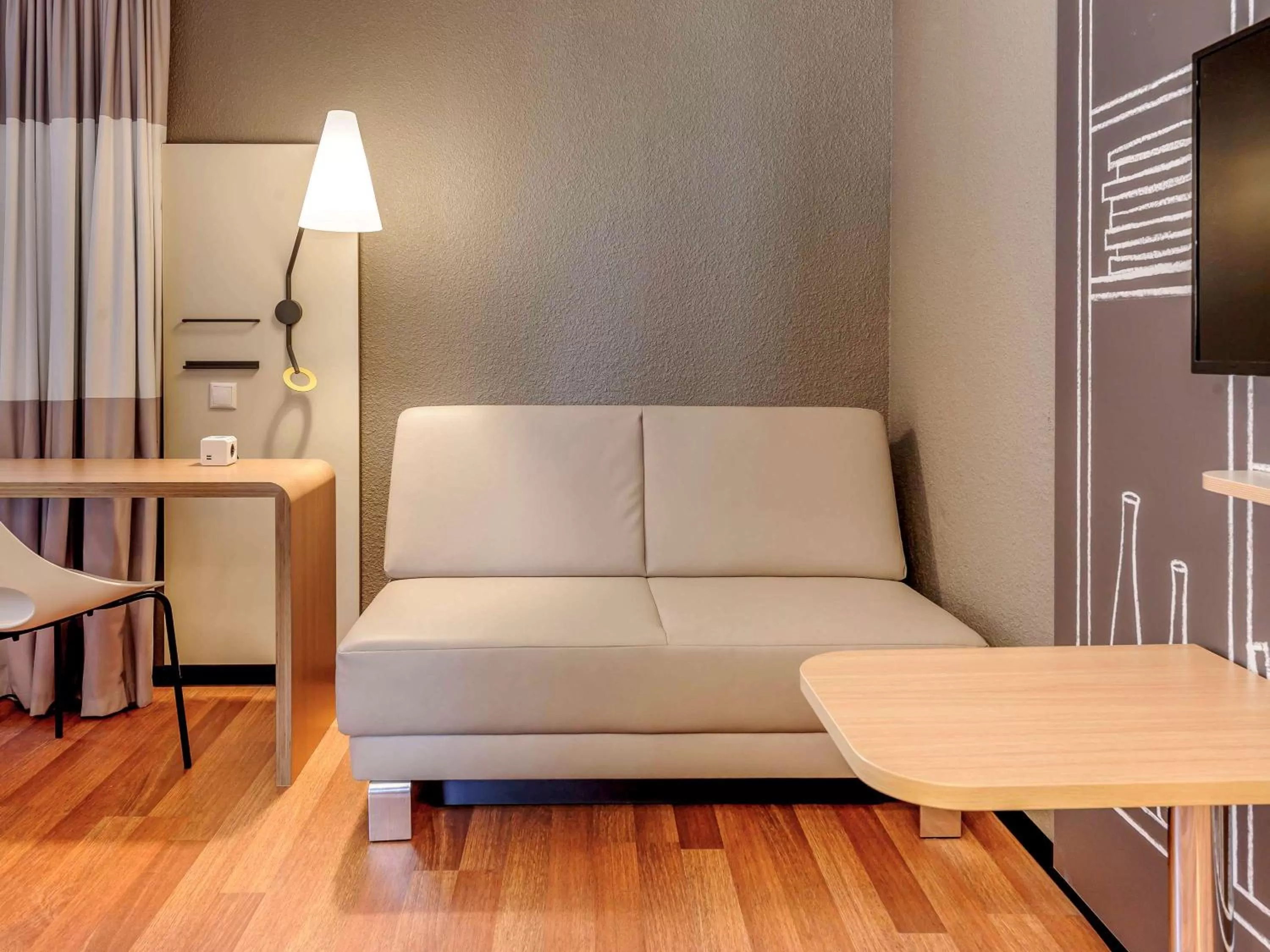 Photo of the whole room in ibis Berlin Mitte