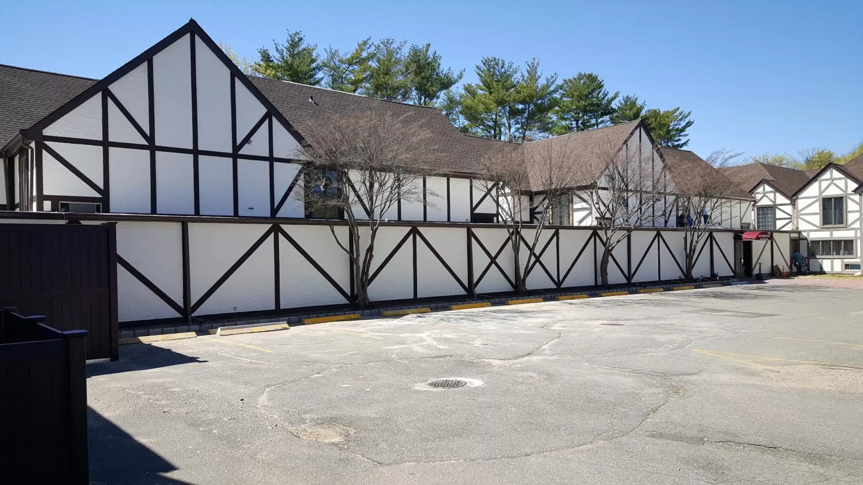 Property building, Balcony/Terrace in East Norwich Inn