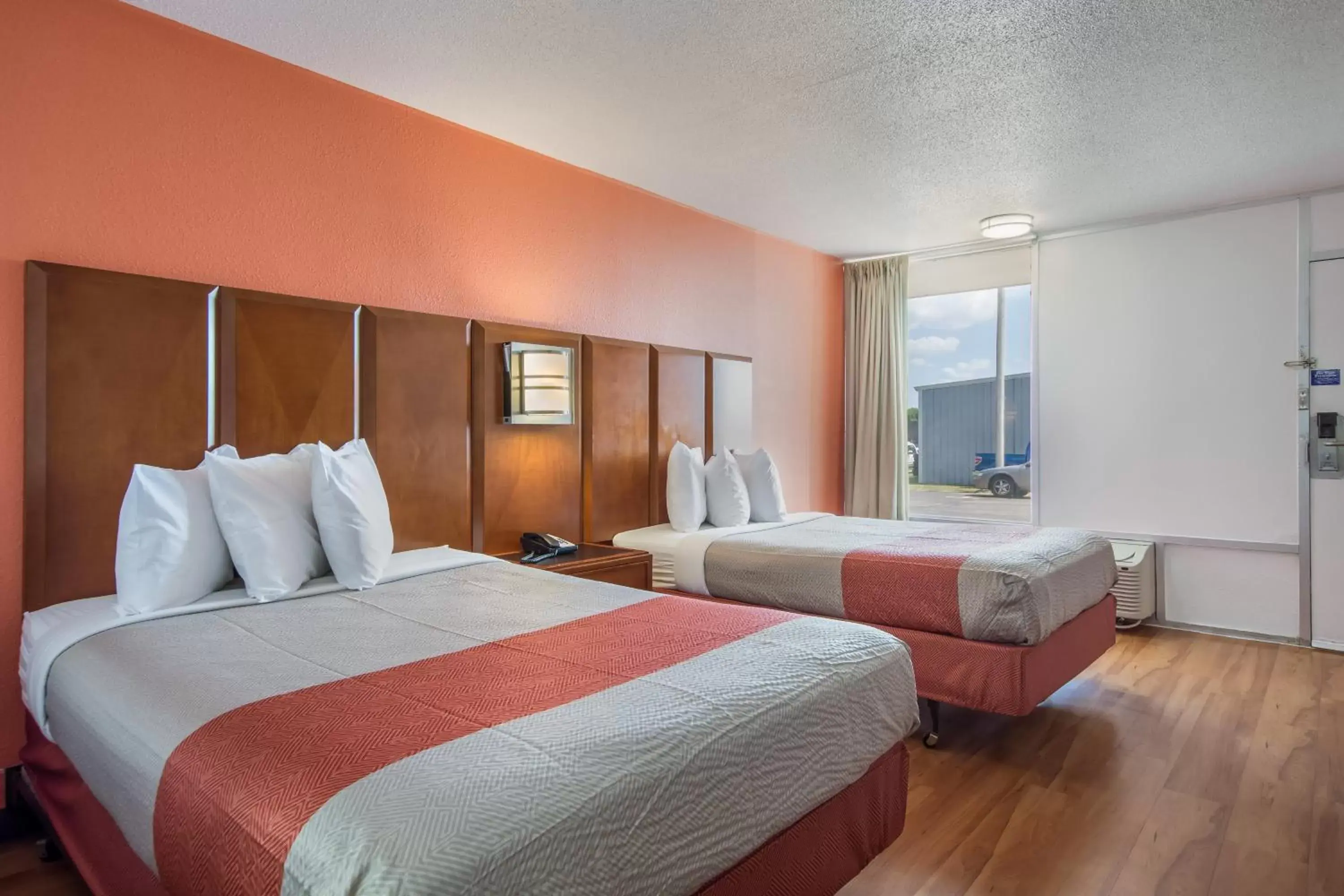 Bedroom, Bed in Motel 6-Van Buren, AR