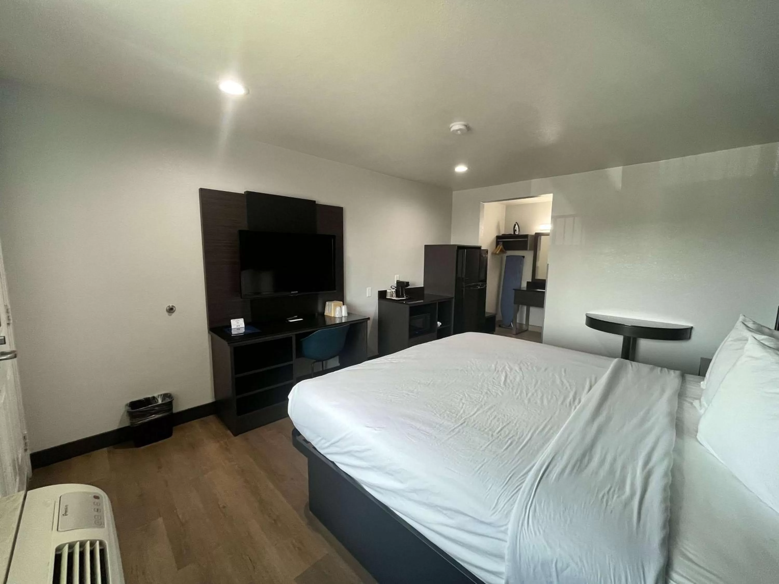 Photo of the whole room, Bed in Studio 6 Suites Escondido CA